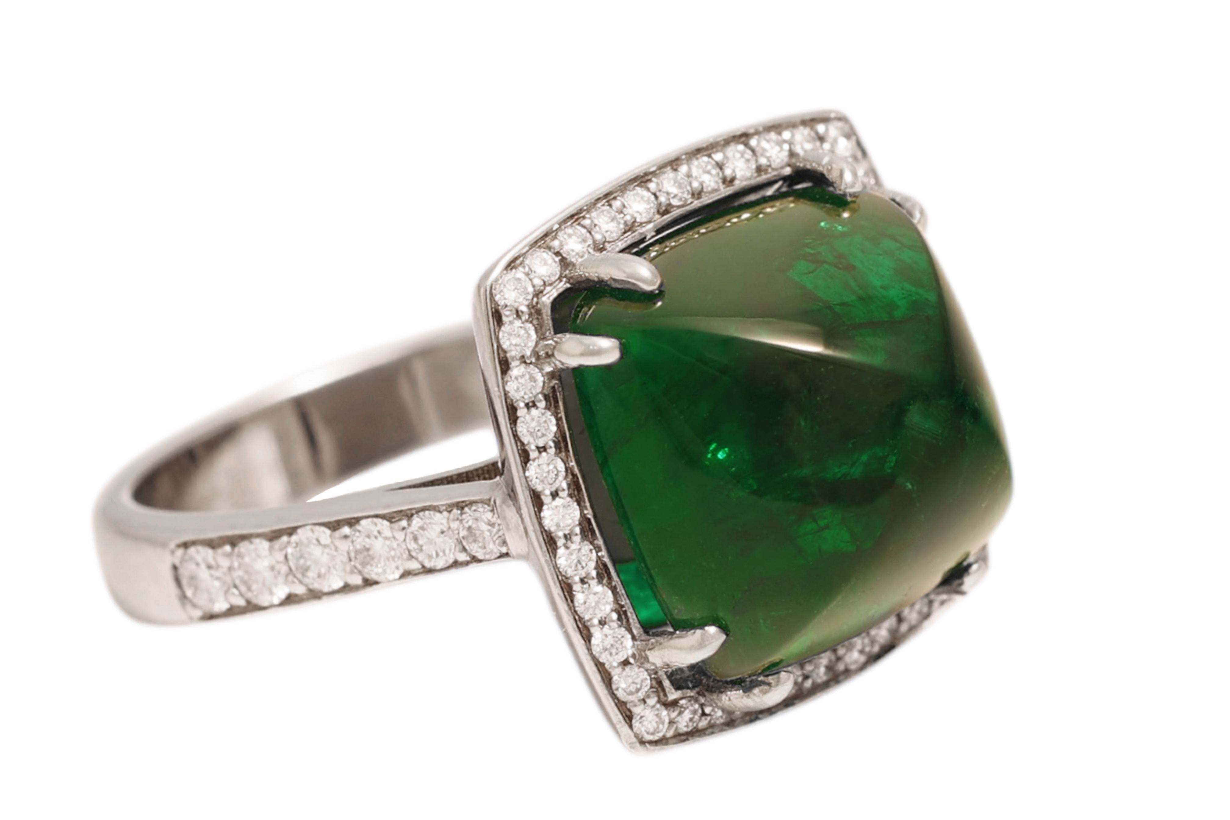 Zuckerhut Cabochon Minor Tiefgrüner 9,8ct Smaragd, 18 K Weißgold Diamantring für Damen oder Herren im Angebot