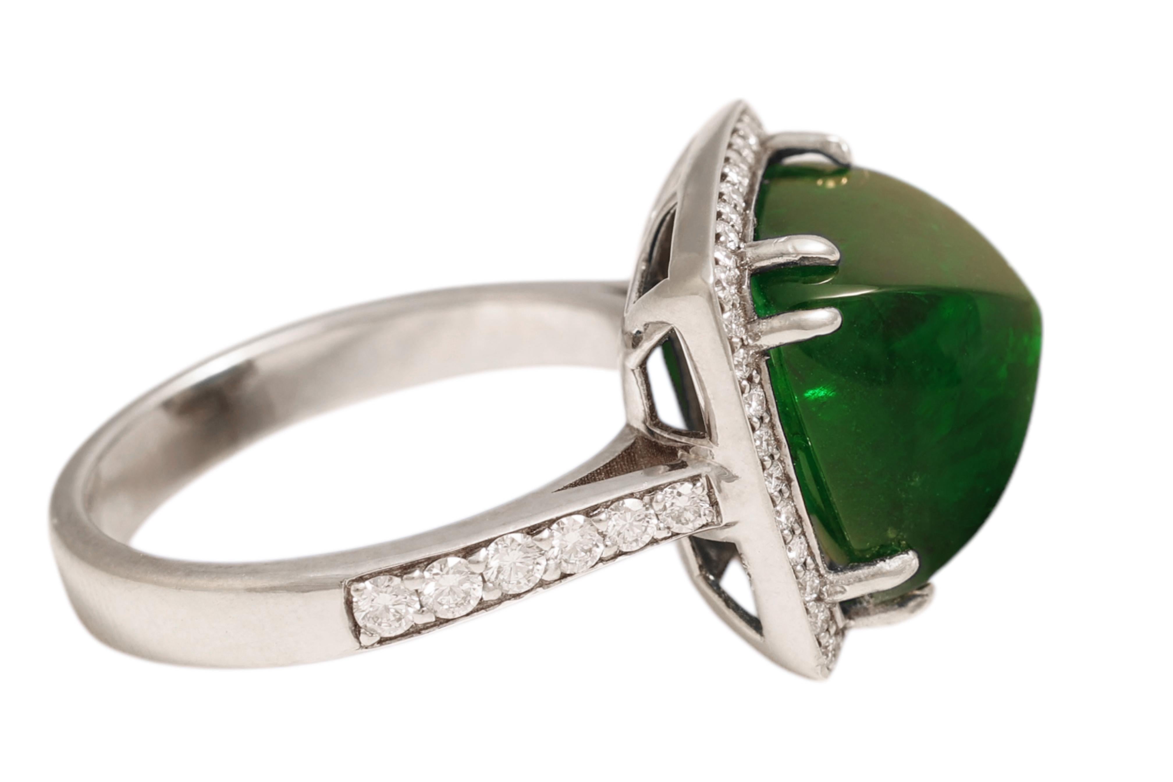 Zuckerhut Cabochon Minor Tiefgrüner 9,8ct Smaragd, 18 K Weißgold Diamantring im Angebot 1