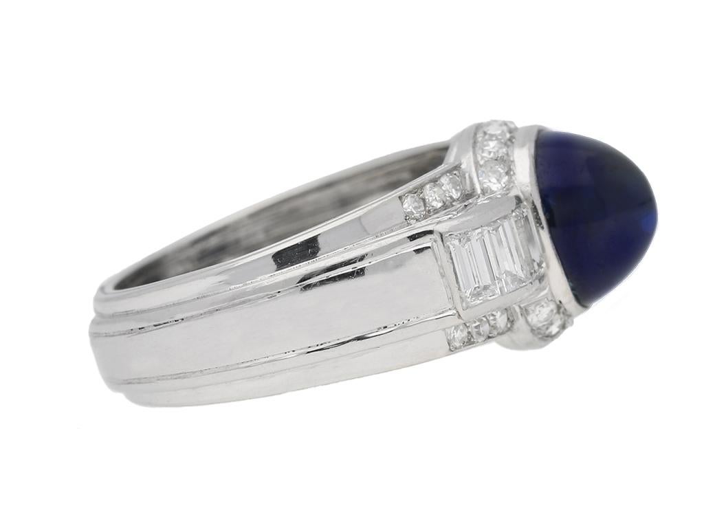 Anello con zaffiro cabochon e diamante. Al centro è incastonato uno zaffiro naturale a pan di zucchero cabochon in un'incastonatura aperta sul retro con un peso approssimativo di 4,70 carati, affiancato da sei diamanti rettangolari taglio baguette