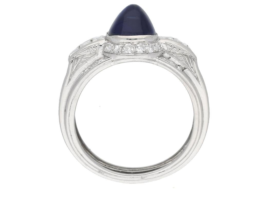 Art Déco Anello con zaffiro cabochon e diamante, circa 1950. in vendita