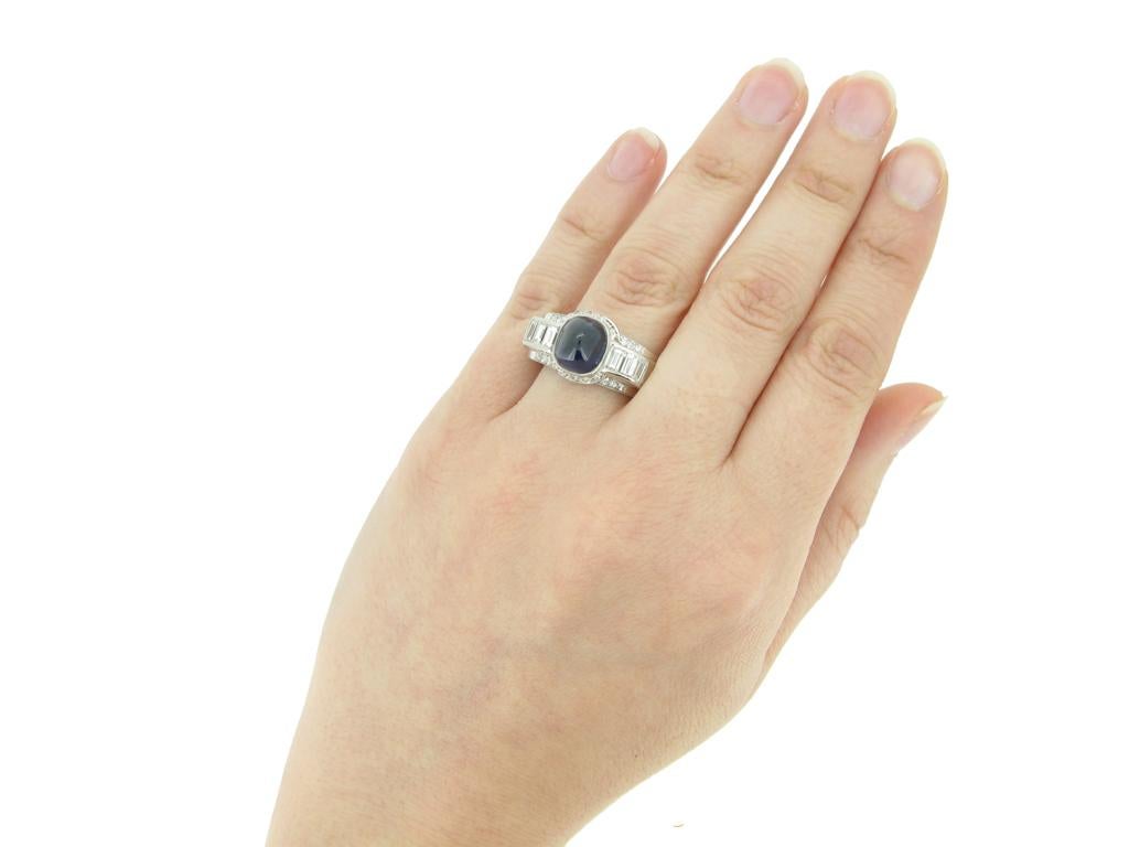 Cabochon Anello con zaffiro cabochon e diamante, circa 1950. in vendita