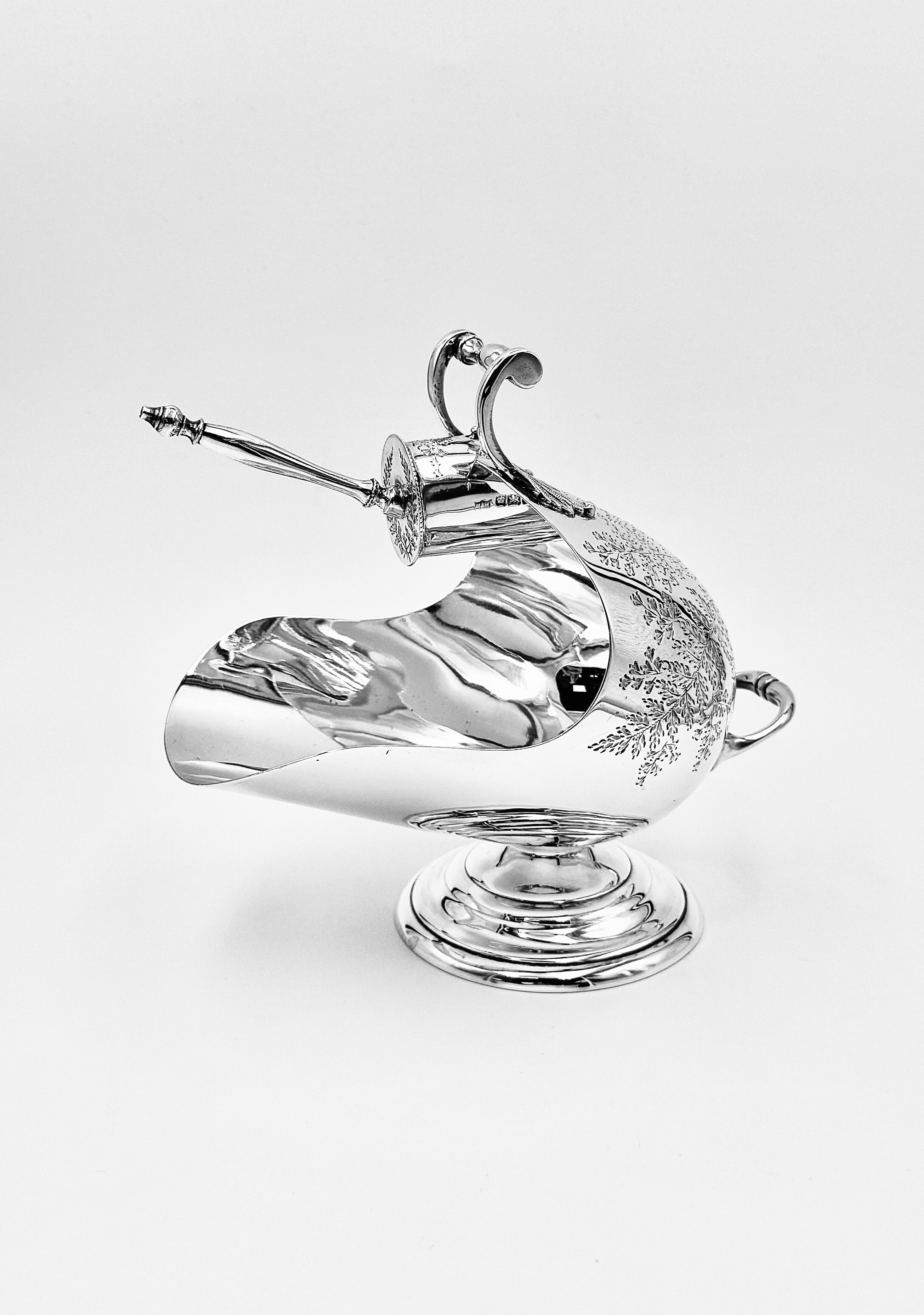 Sugar Scuttle with Spoon In Good Condition For Sale In London, GB