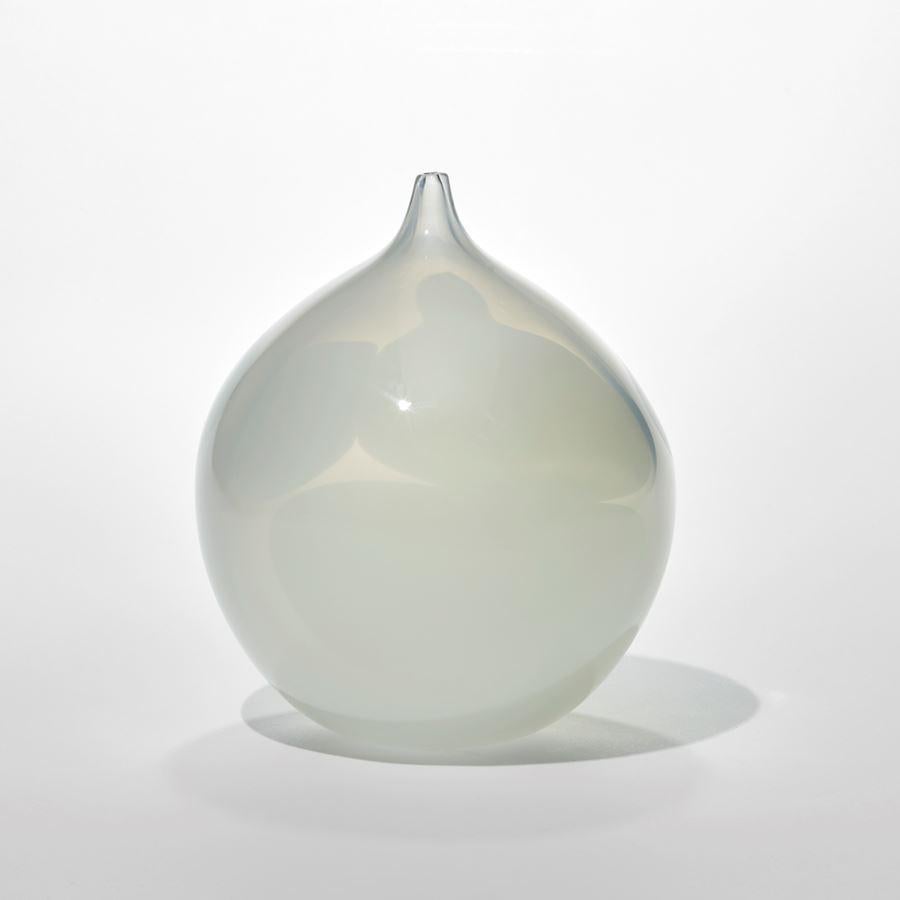Organico moderno Sugar Snow, un vaso rotondo in vetro soffiato a mano trasparente, bianco e crema di Gunnel Sahlin in vendita