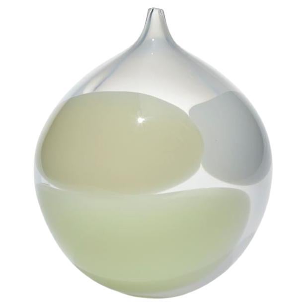 Sugar Snow, un vaso rotondo in vetro soffiato a mano trasparente, bianco e crema di Gunnel Sahlin