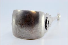 Sugar tongs in embossed silver with shells and concave tongs