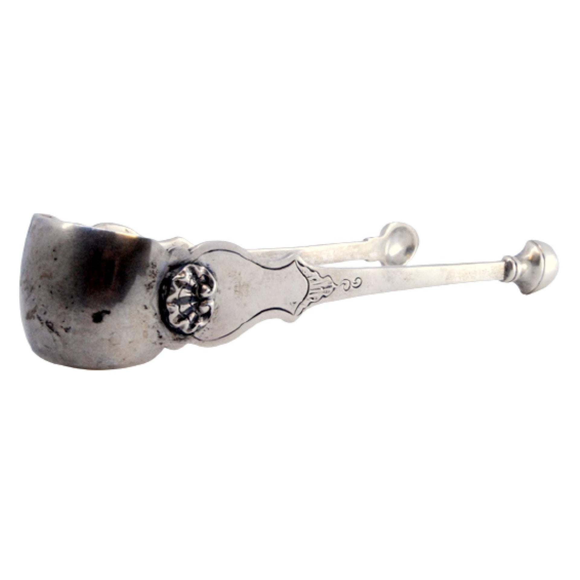 Sugar tongs in embossed silver with shells and concave tongs