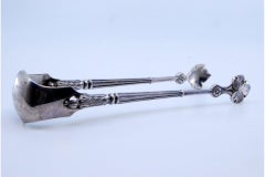 Sugar tongs in fluted silver with leaf-shaped reliefs