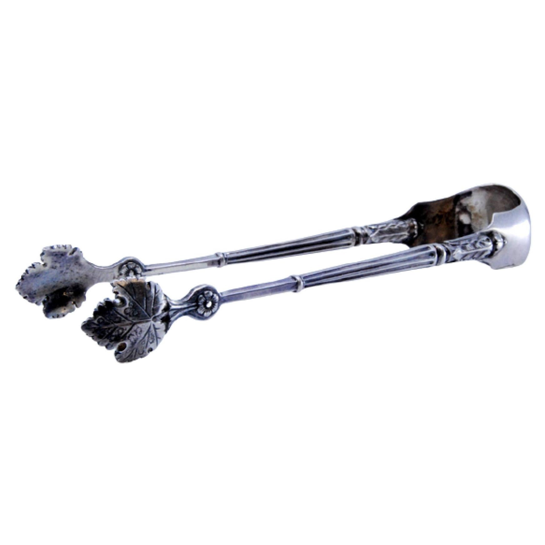 Sugar tongs in fluted silver with leaf-shaped reliefs