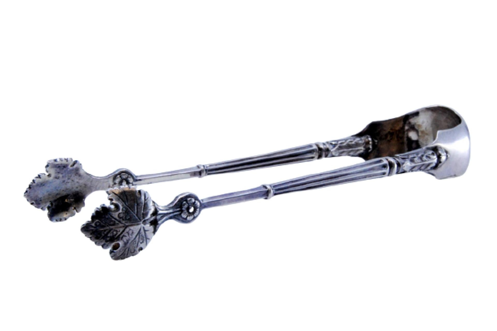 Sugar tongs in fluted silver with leaf-shaped reliefs For Sale