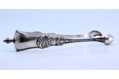 Sugar tongs in silver relief with shells and friezes