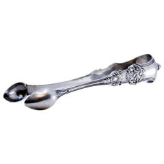 Sugar tongs in silver relief with shells and friezes