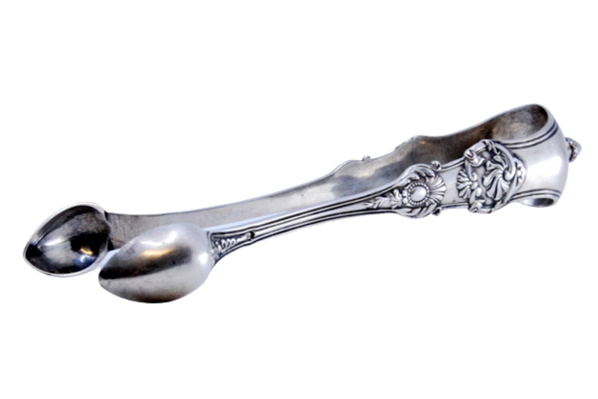 Sugar tongs in silver relief with shells and friezes For Sale
