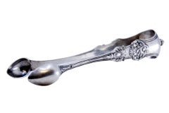 Sugar tongs in silver relief with shells and friezes