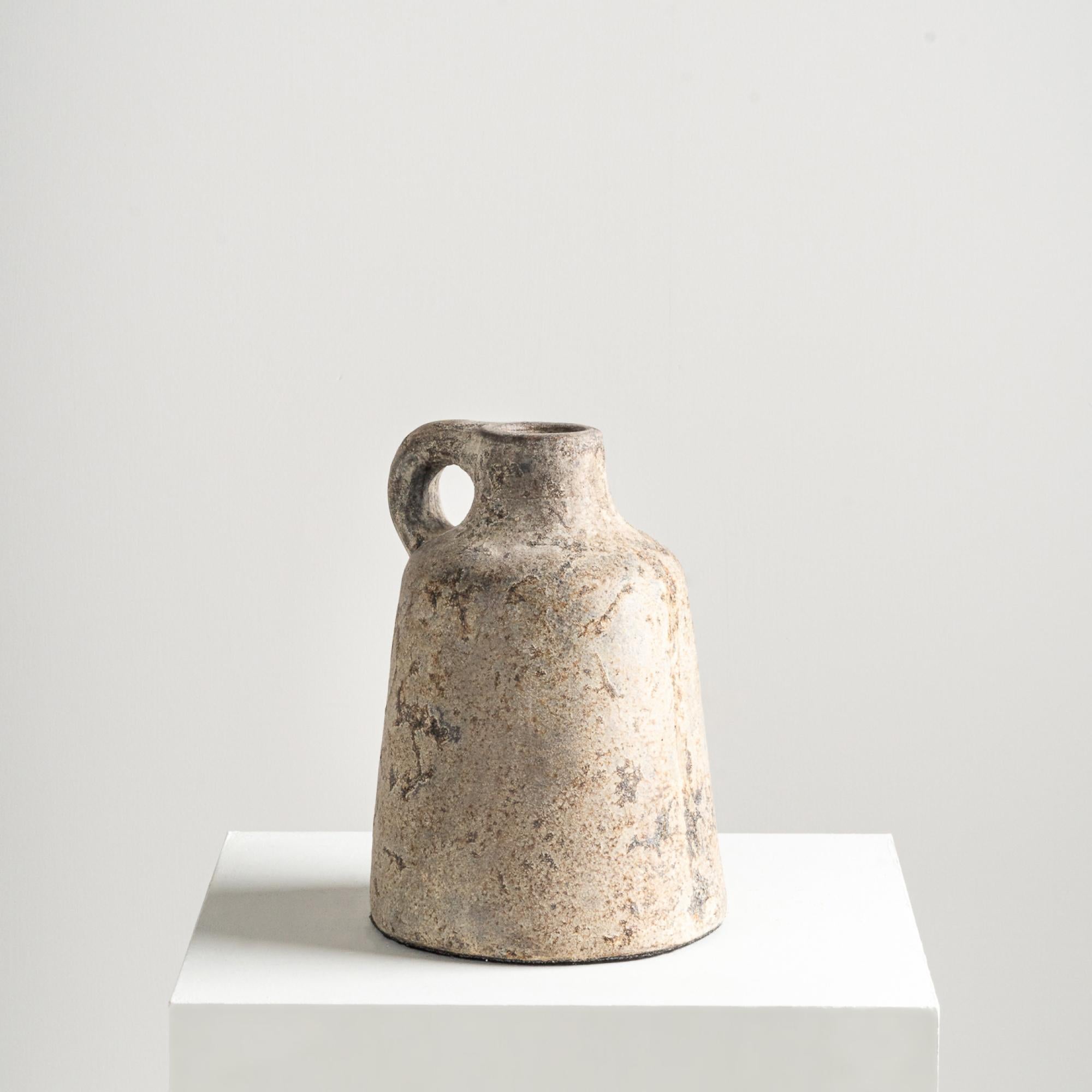 Il vaso Sugar, caratterizzato dall'esclusiva forma a rombo, eleva delicatamente le vignette con dettagli strutturati. Realizzato meticolosamente a mano in terracotta e con una finitura di colore naturale, emana un fascino rustico che conferisce un