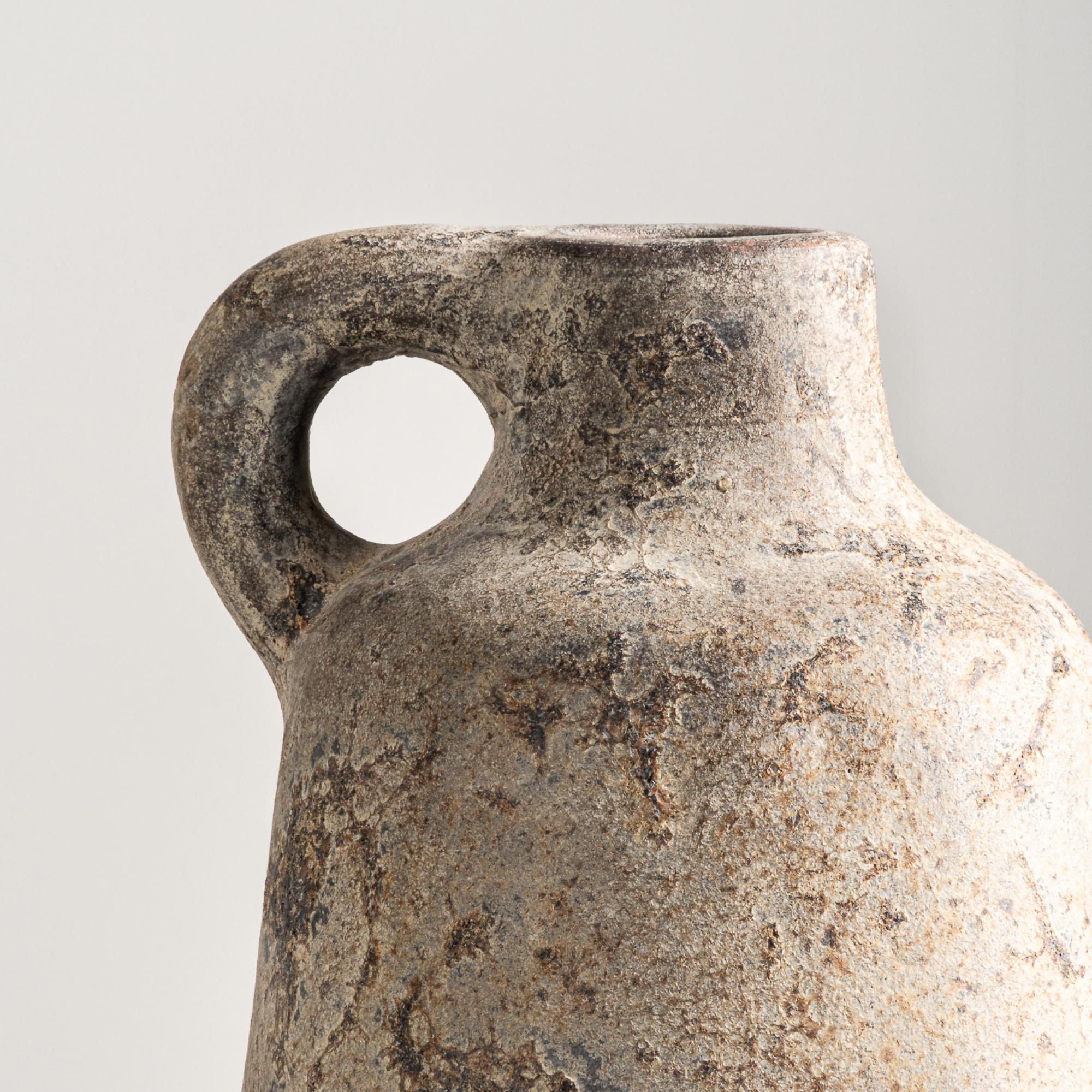 Indonesiano Vaso di zucchero, terracotta strutturata fatta a mano in grigio rustico in vendita