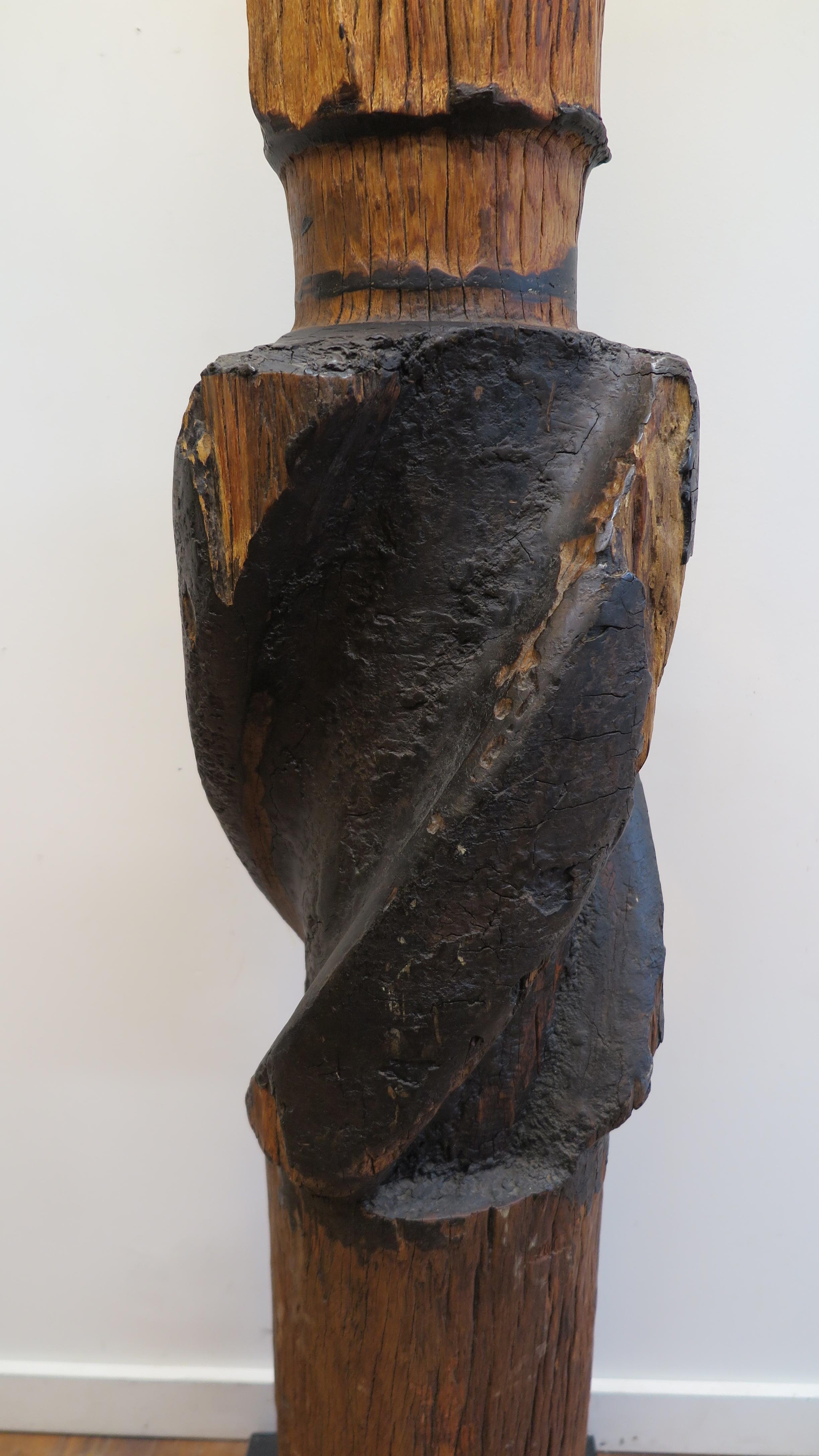 zahnrad aus einer Zuckerrohrpresse aus dem 19. Jahrhundert, montiert als Gebrauchskunst. Massives handgeschnitztes Zahnrad aus Redwood zum Pressen von Zuckerrohr aus den frühen 1800er Jahren, Thailand. Eine wunderbare, faszinierende Skulptur, die in