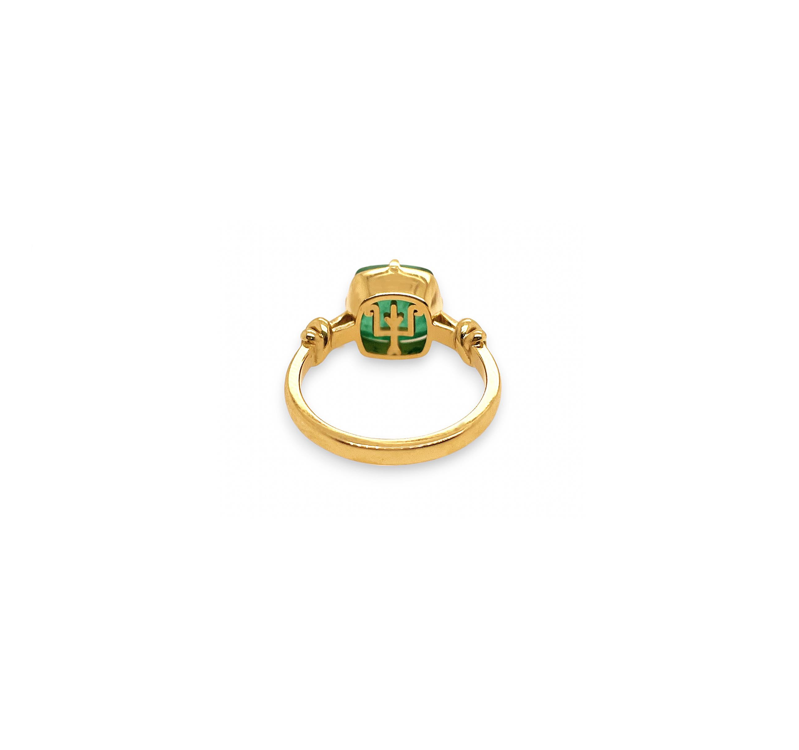 For Sale:  Sugarloaf 1.60ct Cabochon Emerald Knot Ring in 18ct Yellow Gold 7