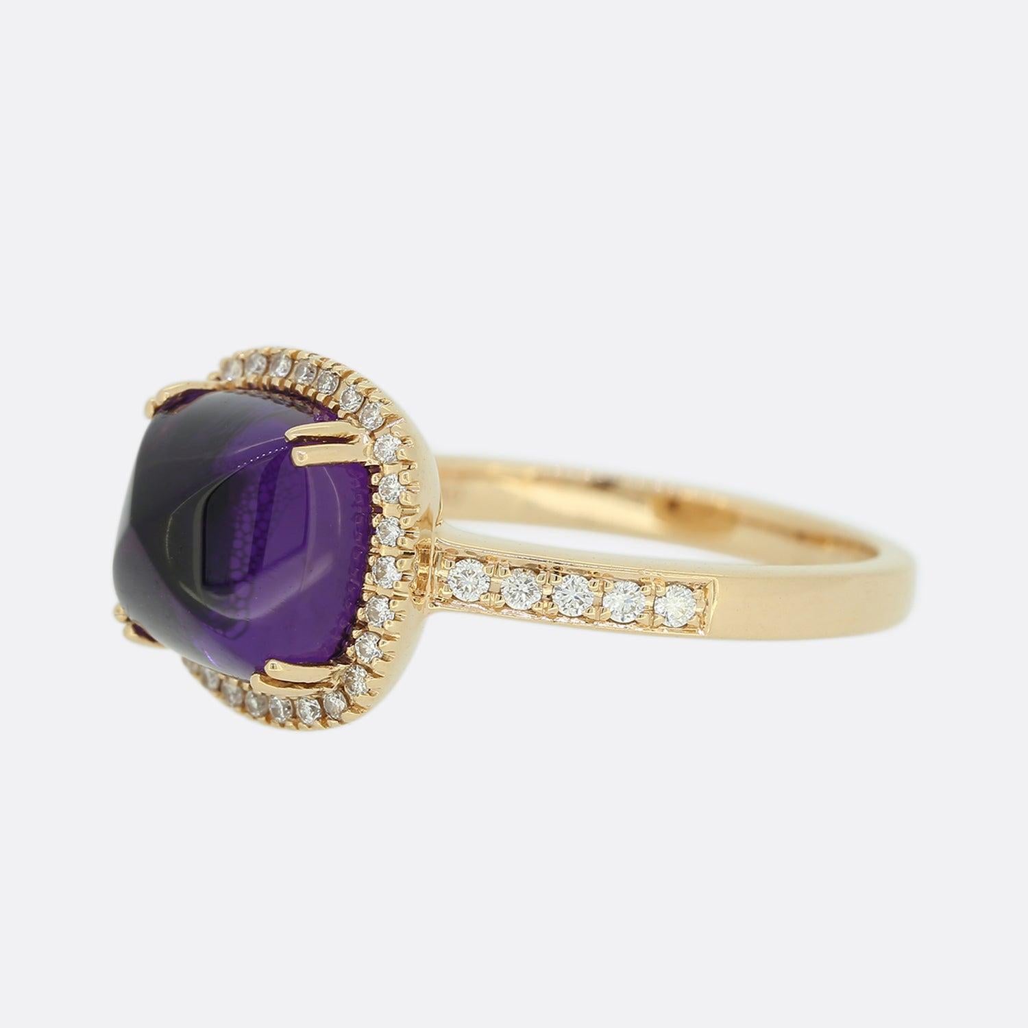 Dies ist ein zeitgenössischer Ring aus 18 Karat Roségold mit Amethysten und Diamanten. Der zentrale Amethyst ist ein Cabochon im Zuckerhut-Schliff und sitzt in einer erhöhten Krallenfassung. Um den Mittelstein herum befinden sich 28 perfekt