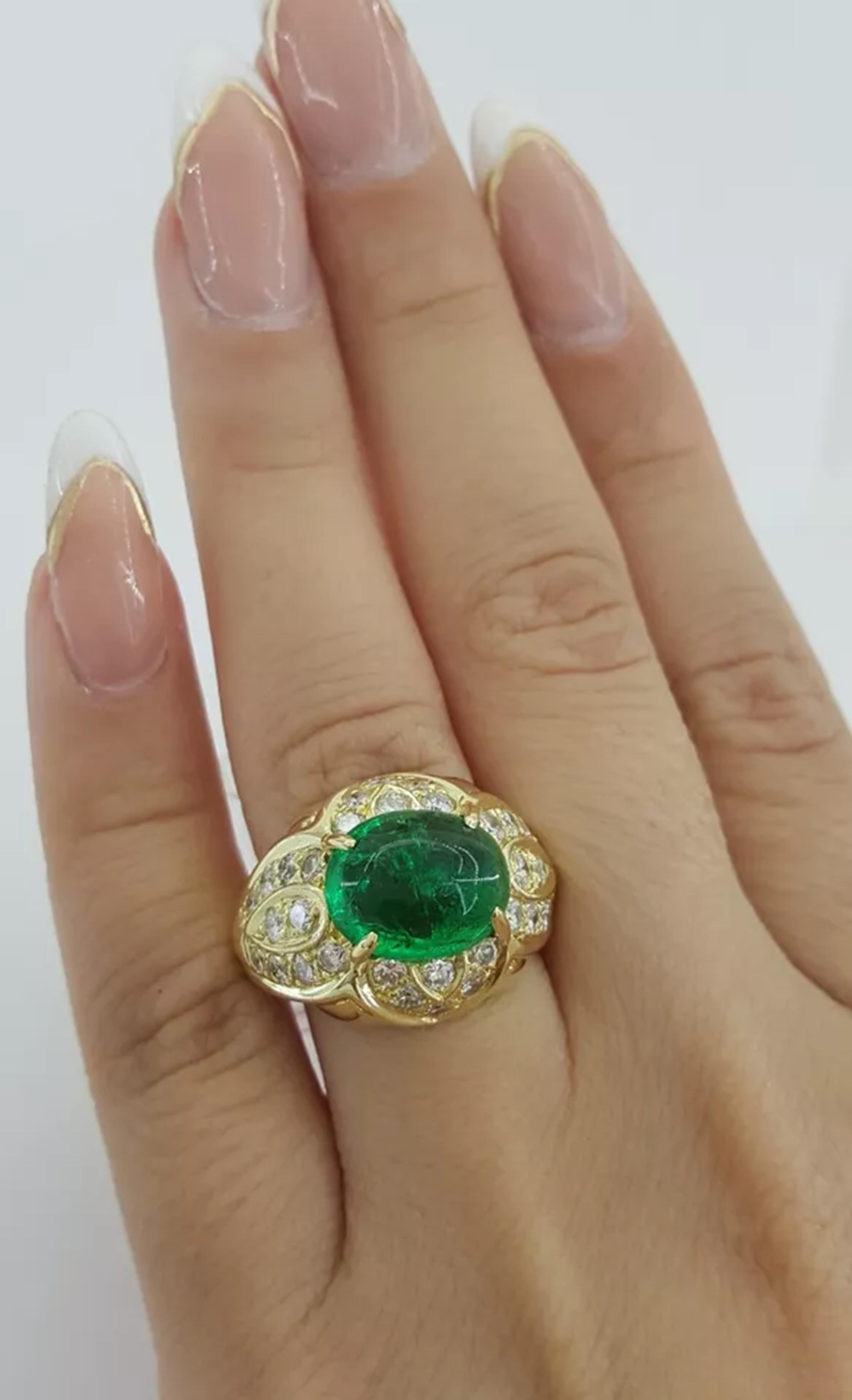 Sugarloaf Anillo de Diamantes Redondos y Esmeralda Verde con Talla Cabujón Contemporáneo en venta