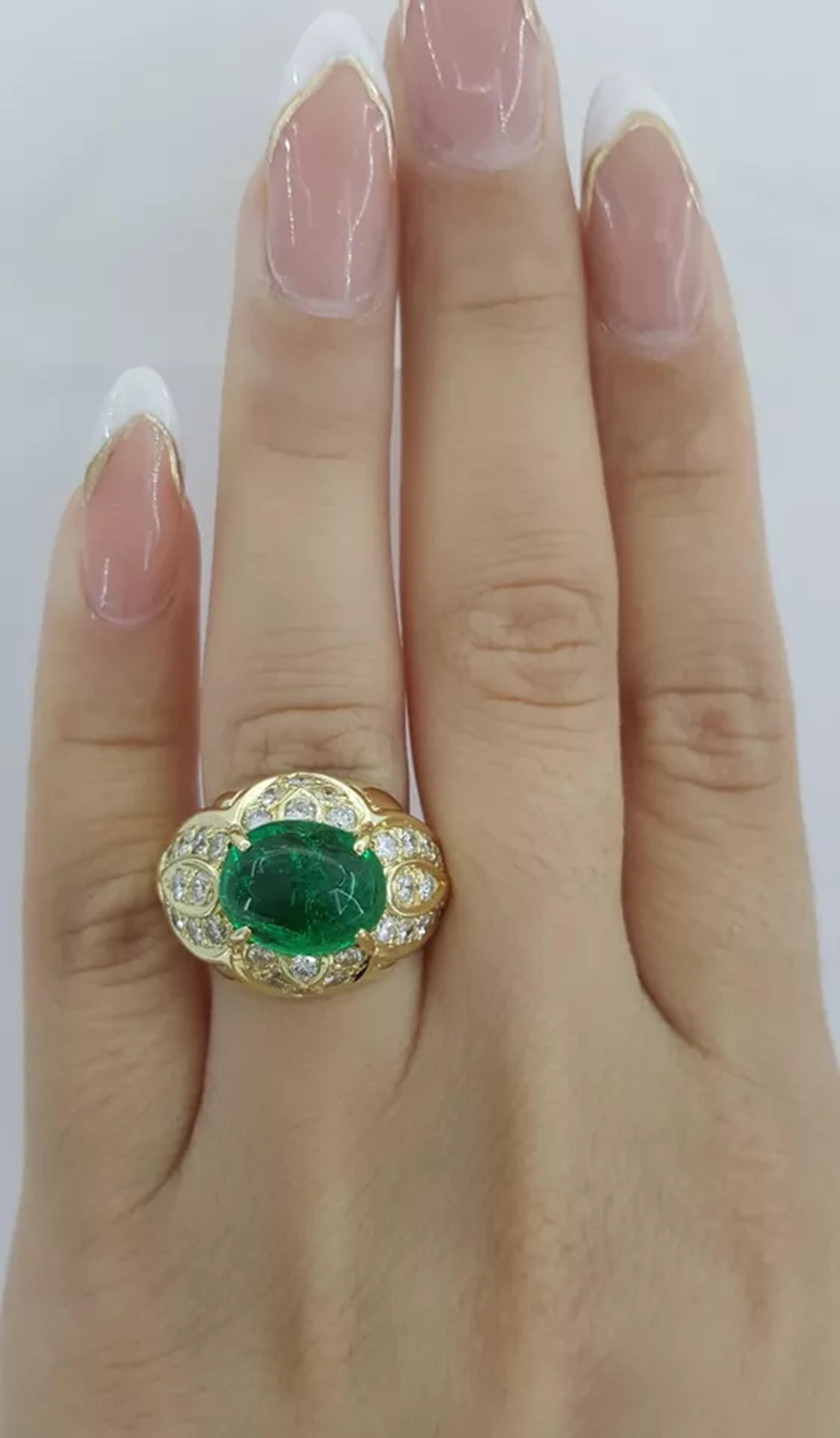 Sugarloaf Anillo de Diamantes Redondos y Esmeralda Verde con Talla Cabujón Cabujón de pan de azúcar en venta