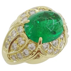 Sugarloaf Anillo de Diamantes Redondos y Esmeralda Verde con Talla Cabujón