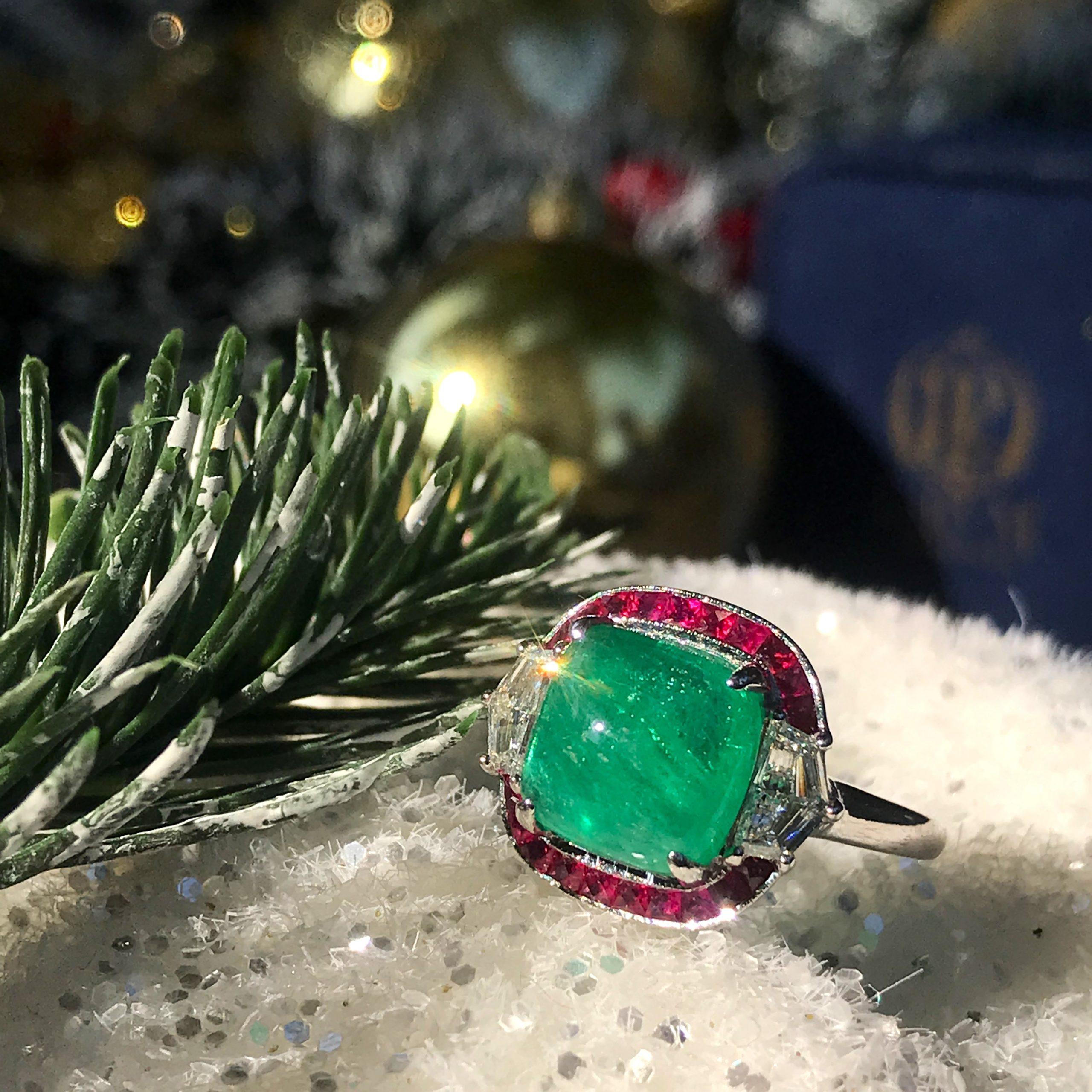 Art déco Bague en or blanc 18 carats Sugarloaf Cabochon Emerald Ruby & Diamond Halo Side Stone en vente