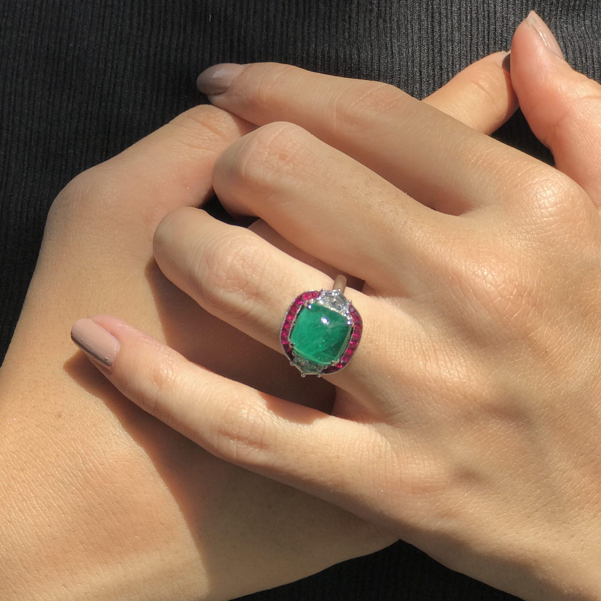Taille cabochon Bague en or blanc 18 carats Sugarloaf Cabochon Emerald Ruby & Diamond Halo Side Stone en vente