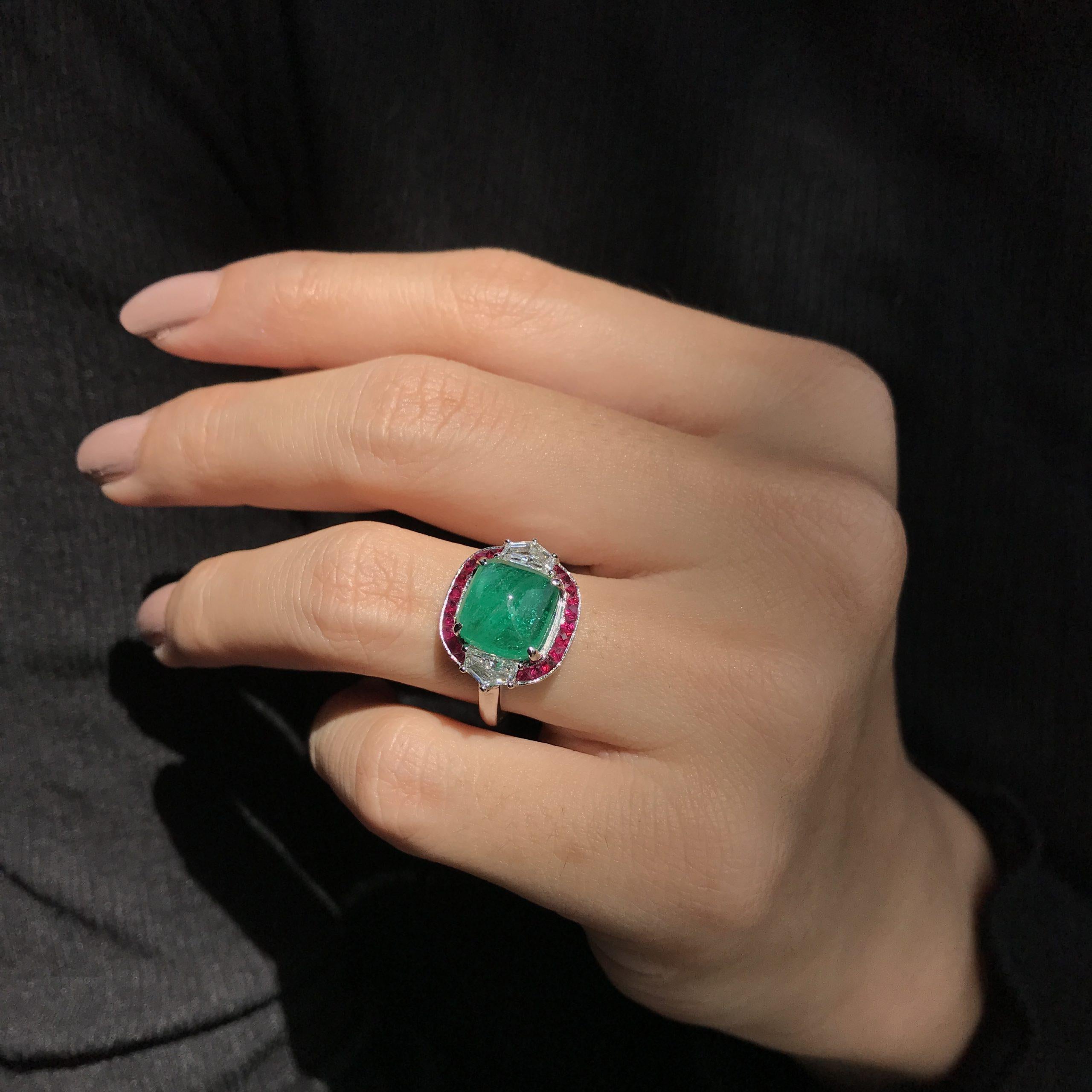 Bague en or blanc 18 carats Sugarloaf Cabochon Emerald Ruby & Diamond Halo Side Stone Neuf - En vente à Oakton, VA