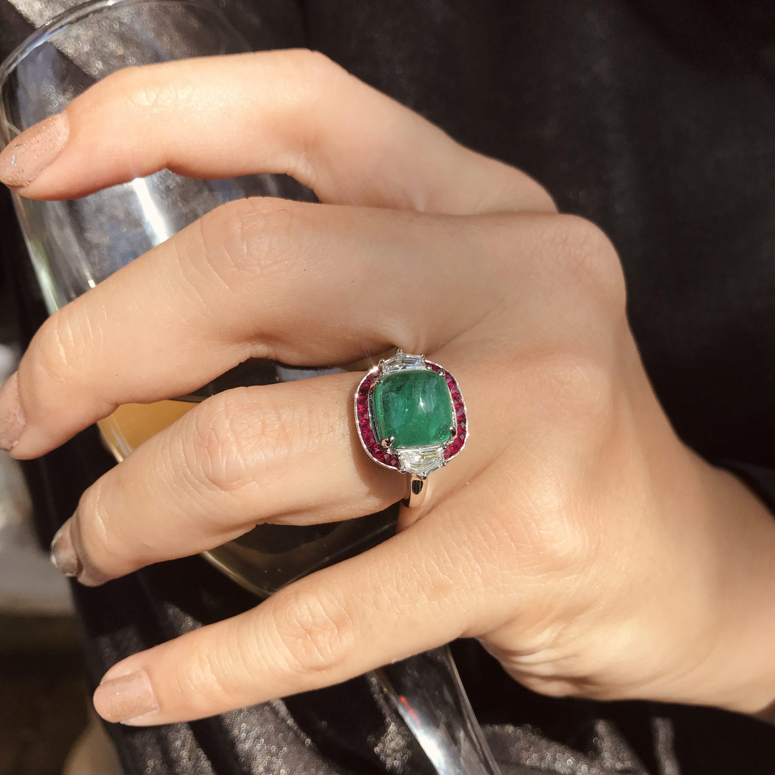 Bague en or blanc 18 carats Sugarloaf Cabochon Emerald Ruby & Diamond Halo Side Stone Pour femmes en vente