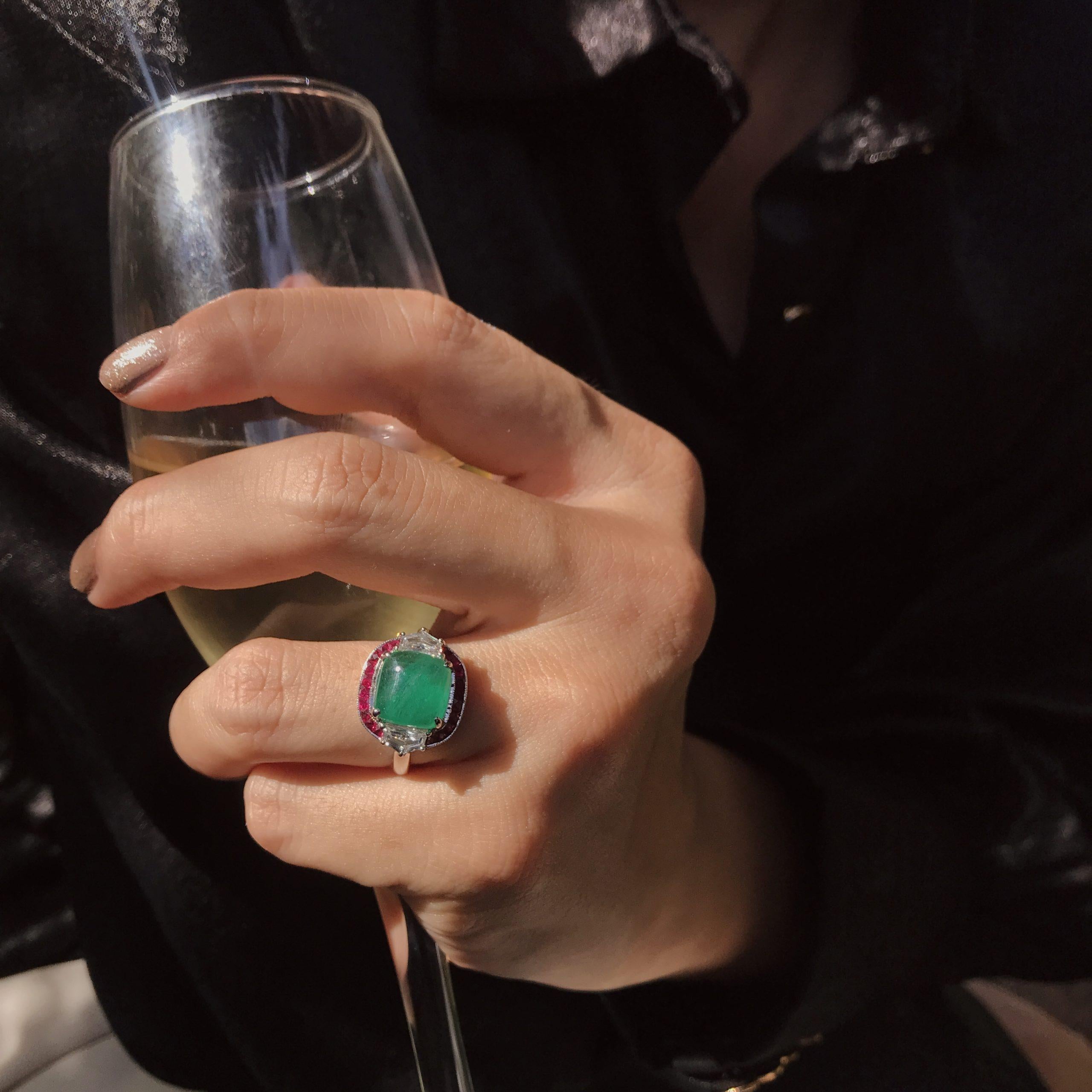 Bague en or blanc 18 carats Sugarloaf Cabochon Emerald Ruby & Diamond Halo Side Stone en vente 1