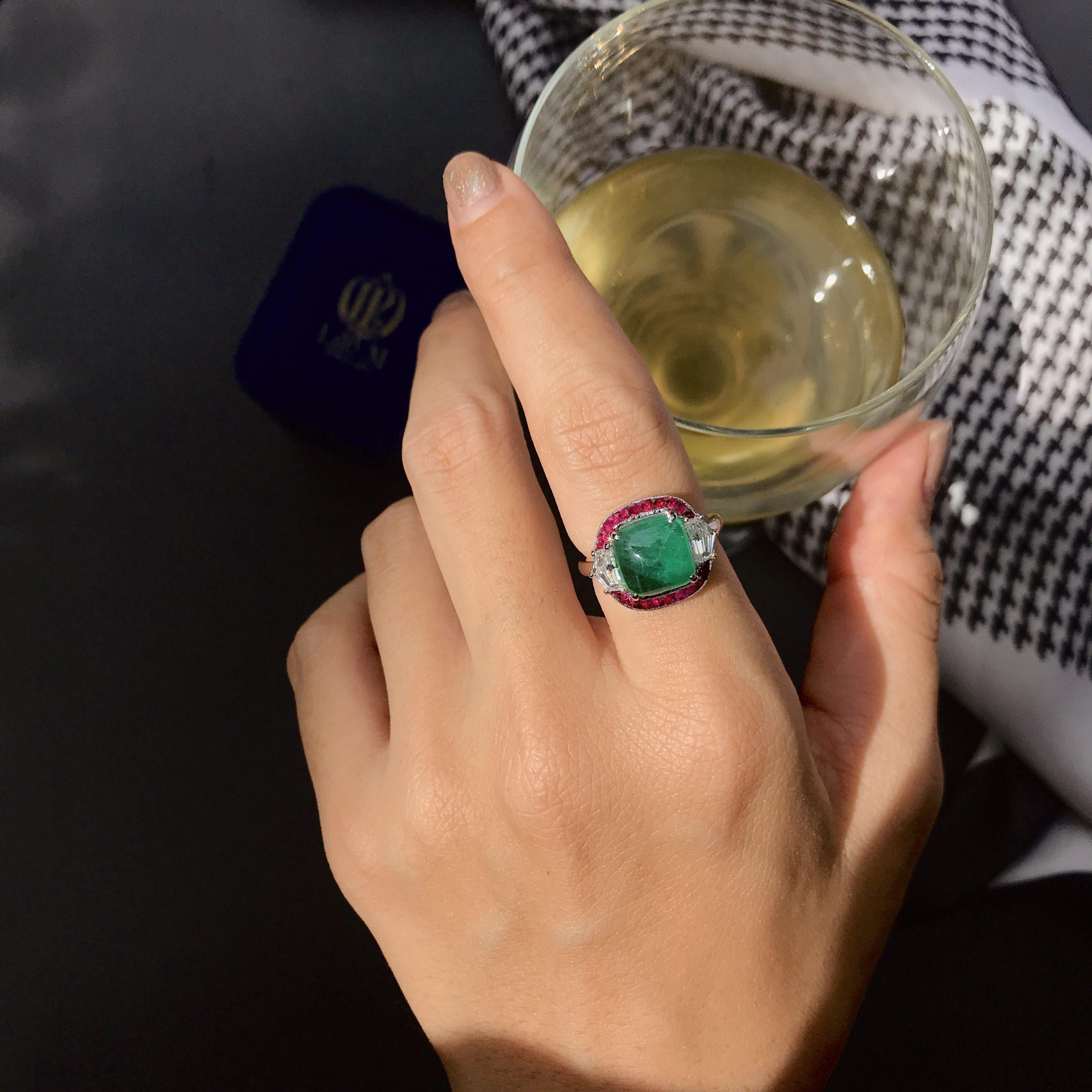 Bague en or blanc 18 carats Sugarloaf Cabochon Emerald Ruby & Diamond Halo Side Stone en vente 2