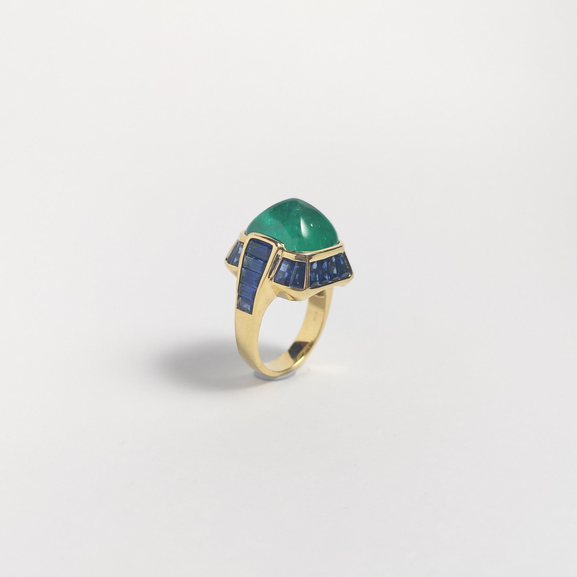 Sugarloaf Cabochon Emerald with Blue Sapphire Ring set in 18K Gold Settings For Sale 5
