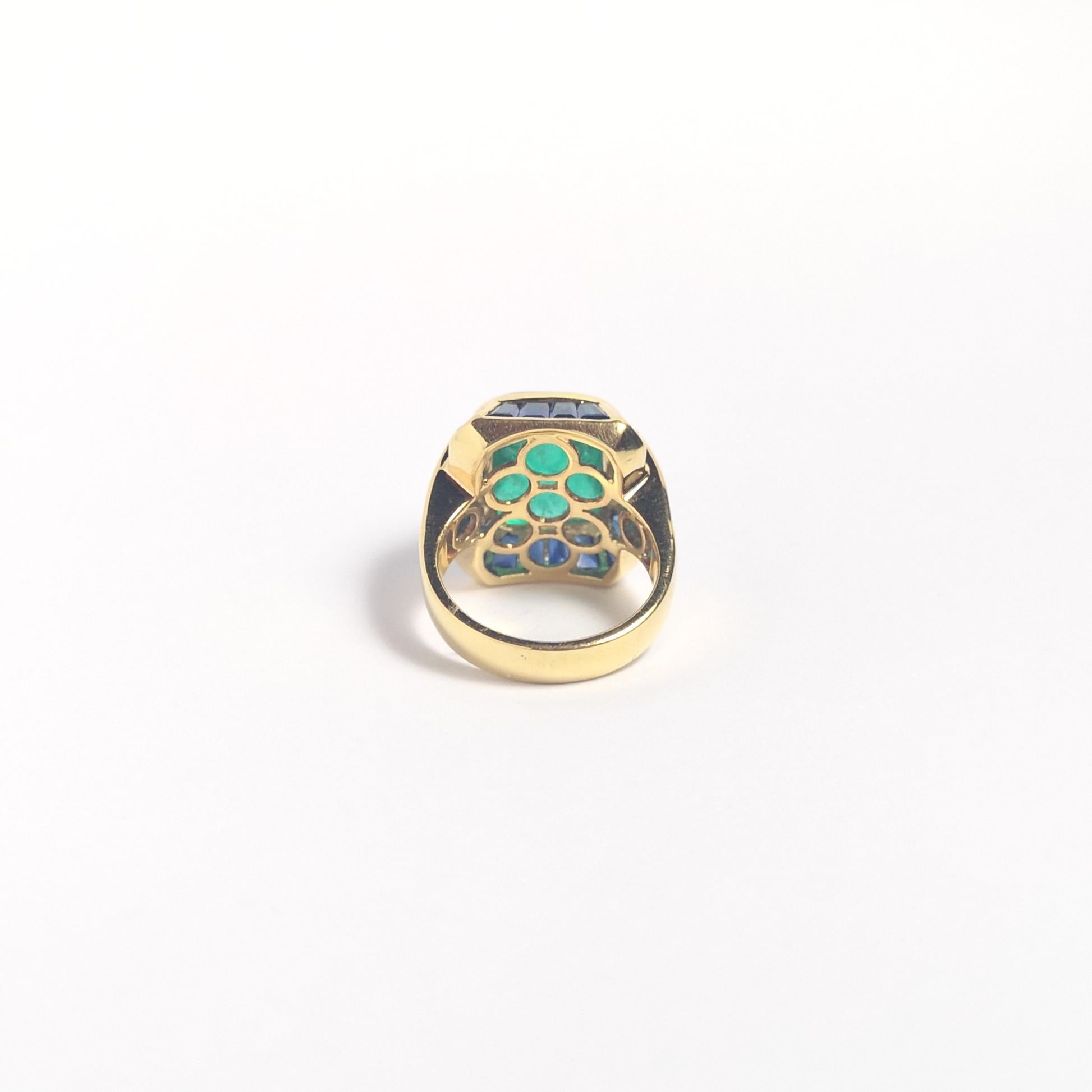 Sugarloaf Cabochon Emerald with Blue Sapphire Ring set in 18K Gold Settings For Sale 7