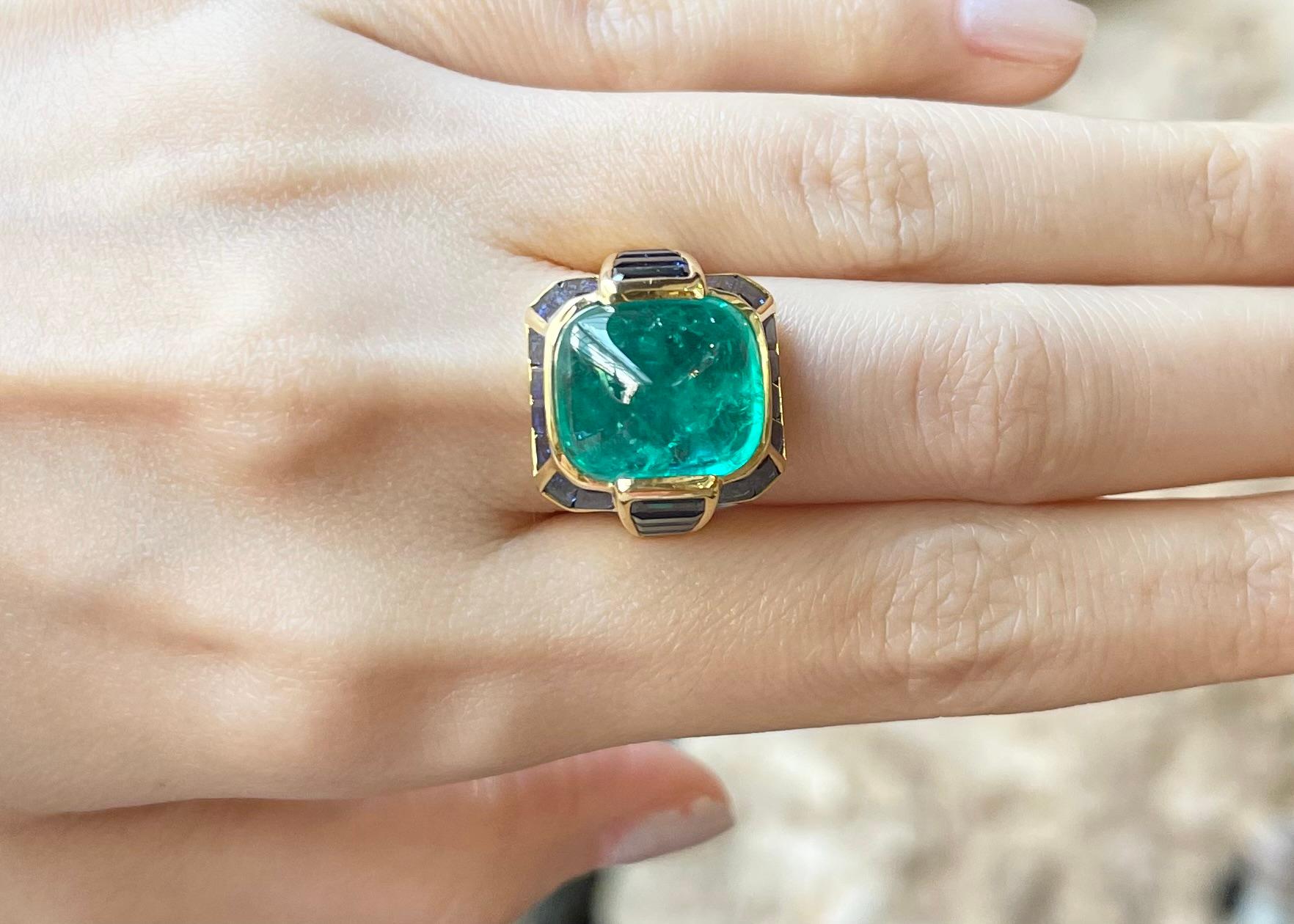 Sugarloaf Cabochon Emerald with Blue Sapphire Ring set in 18K Gold Settings In New Condition For Sale In Bangkok, TH