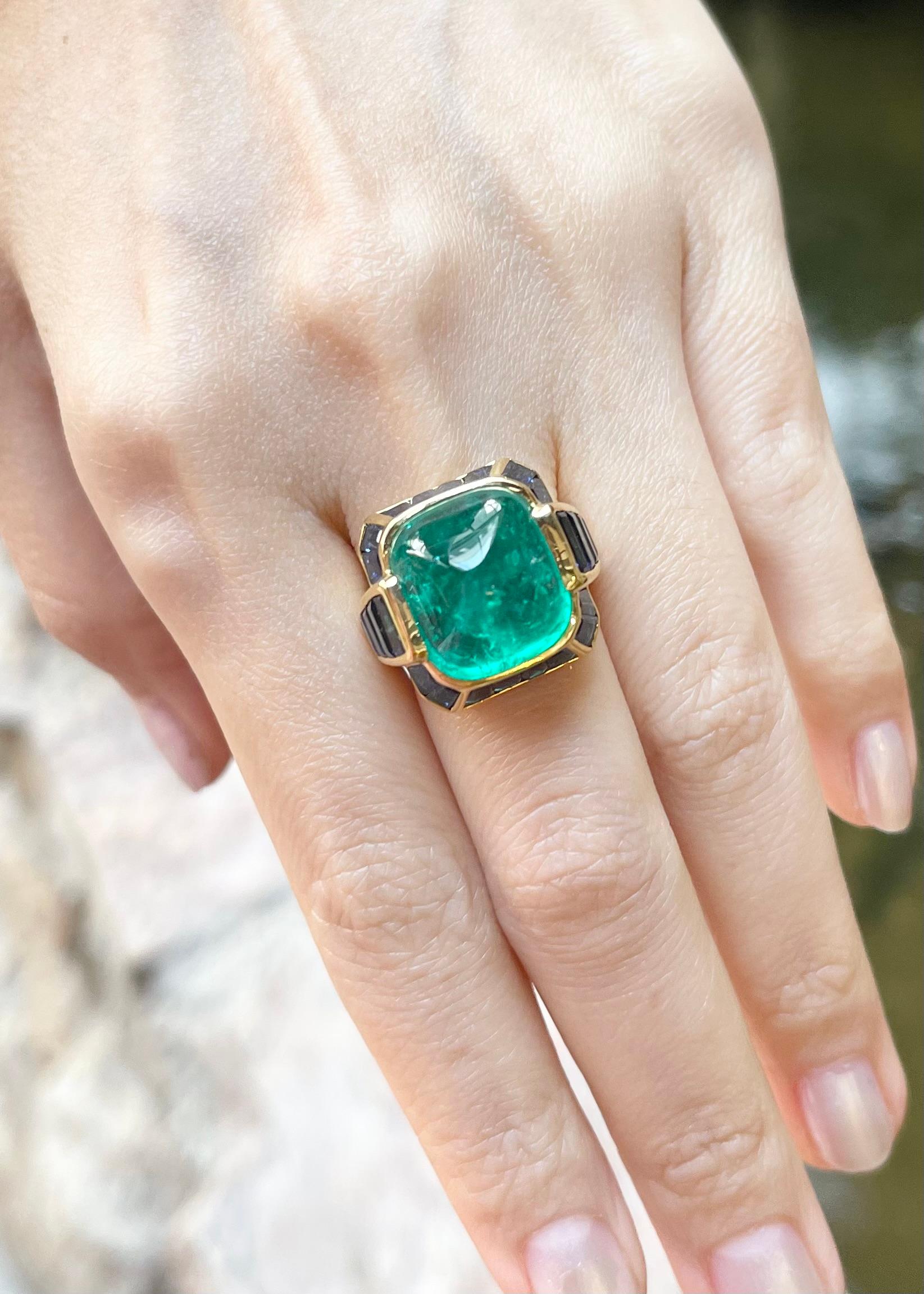 Women's or Men's Sugarloaf Cabochon Emerald with Blue Sapphire Ring set in 18K Gold Settings For Sale