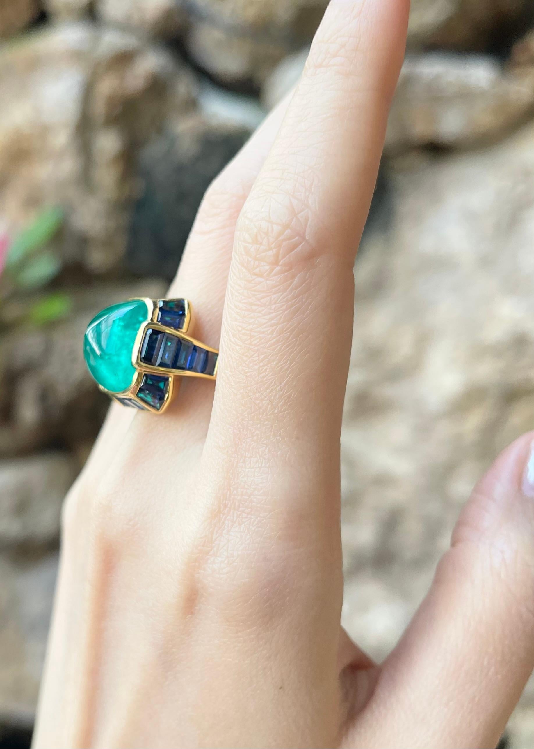 Sugarloaf Cabochon Emerald with Blue Sapphire Ring set in 18K Gold Settings For Sale 1