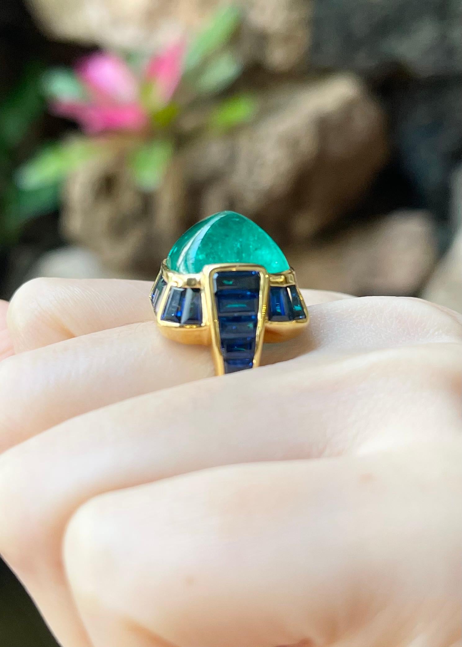 Sugarloaf Cabochon Emerald with Blue Sapphire Ring set in 18K Gold Settings For Sale 3
