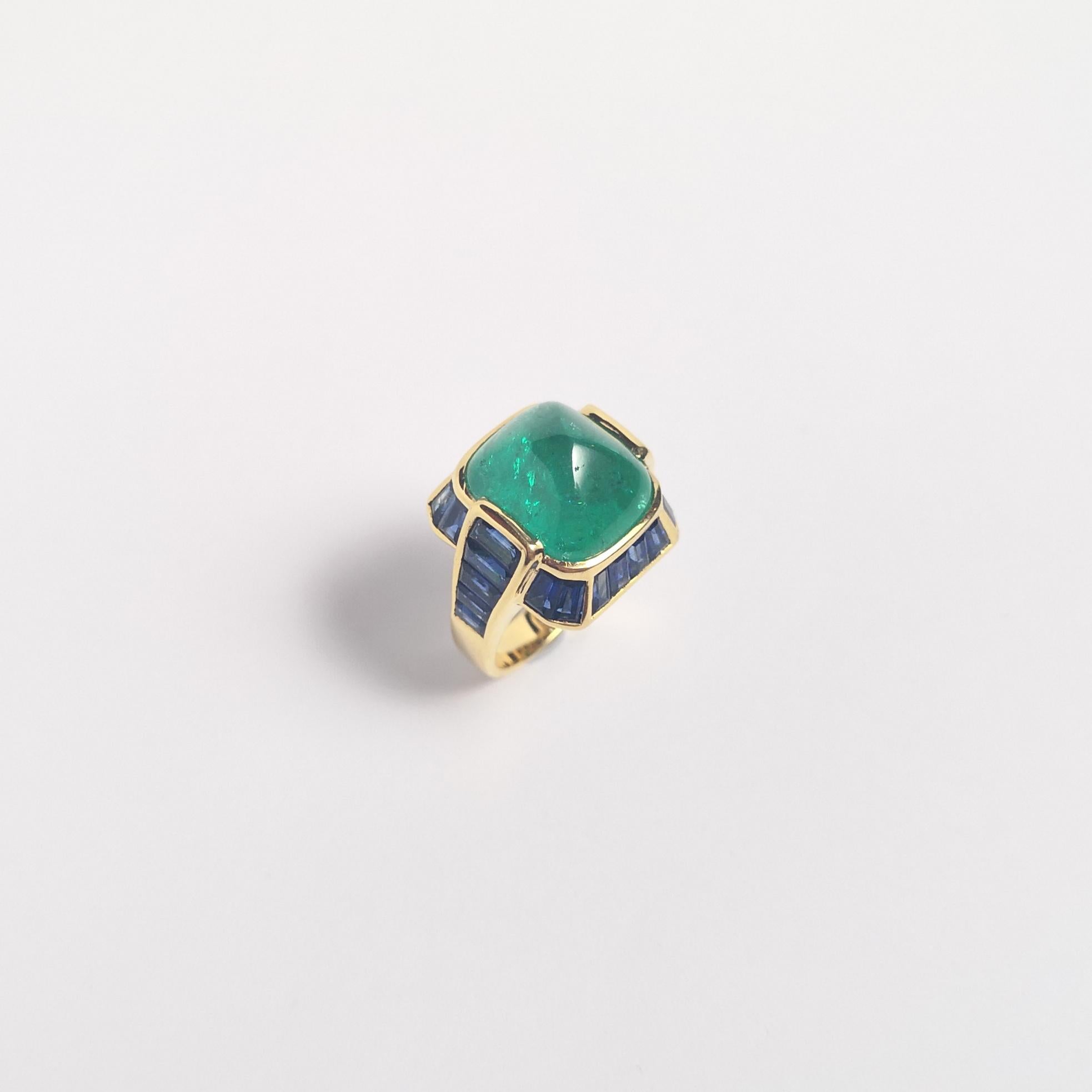 Sugarloaf Cabochon Emerald with Blue Sapphire Ring set in 18K Gold Settings For Sale 4