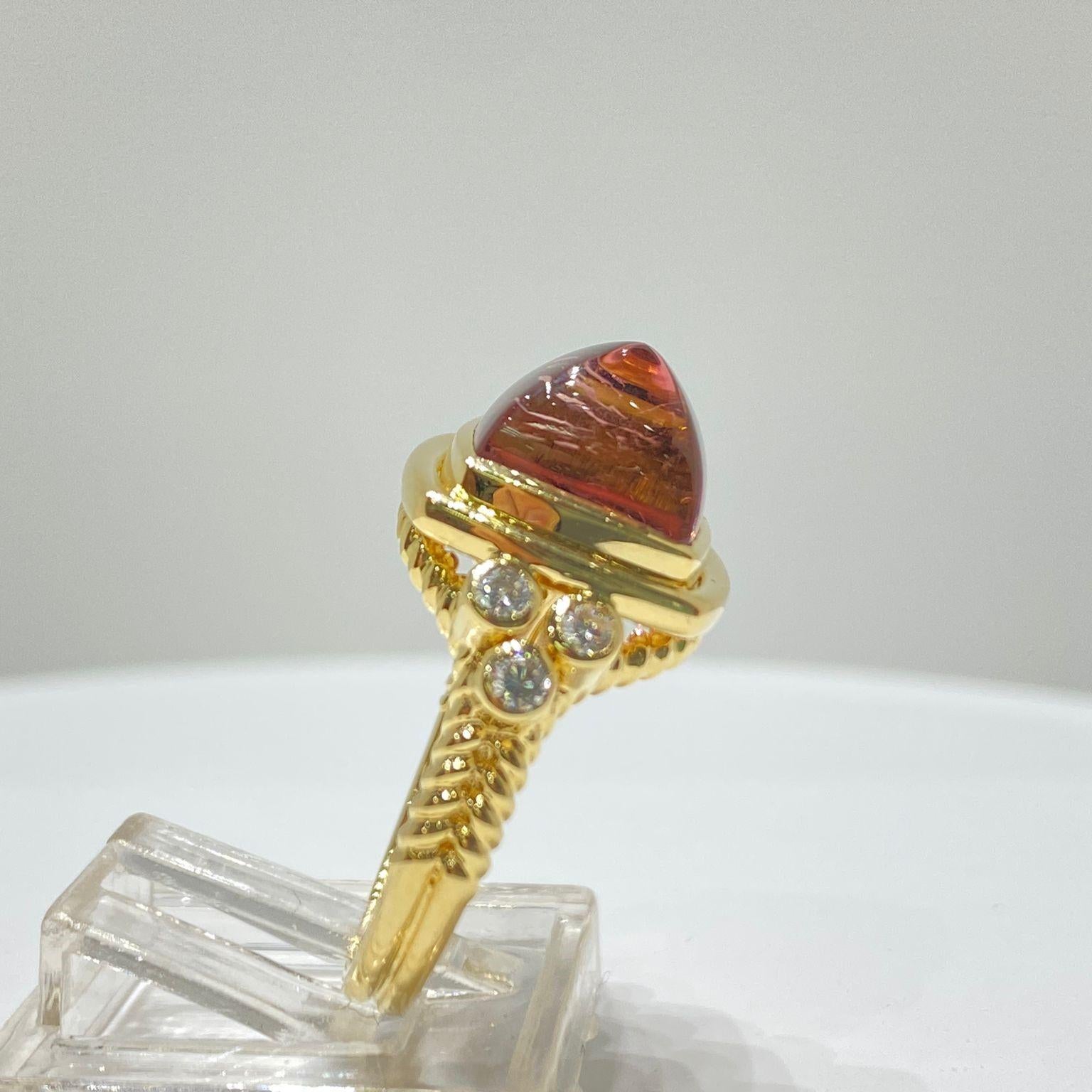 Cocktailring aus 18 Karat Gelbgold mit rosa Turmalin und Diamant im Zuckerhut-Cabochon-Schliff Damen