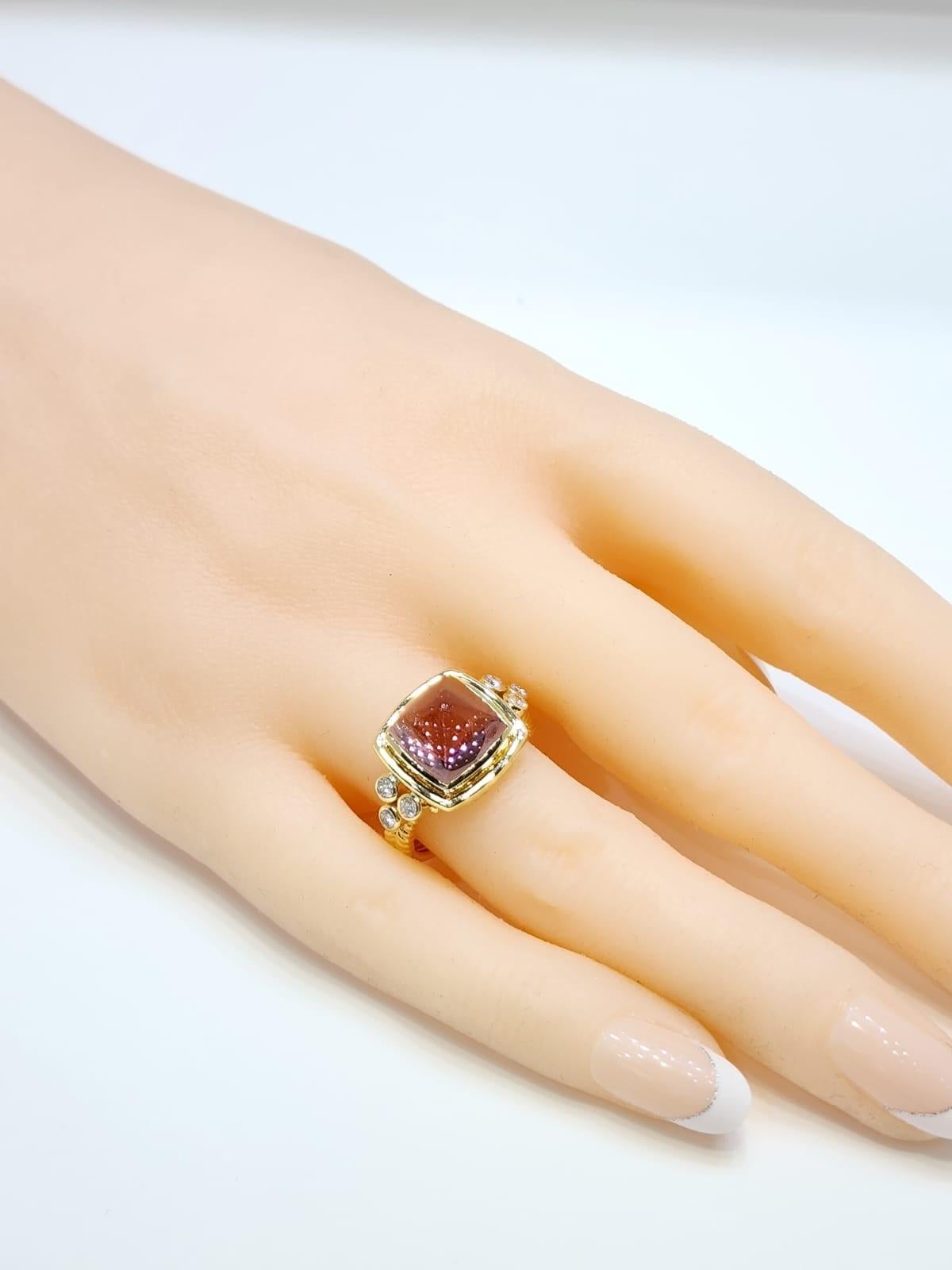 Cocktailring aus 18 Karat Gelbgold mit rosa Turmalin und Diamant im Zuckerhut-Cabochon-Schliff im Zustand „Neu“ in Hong Kong, HK