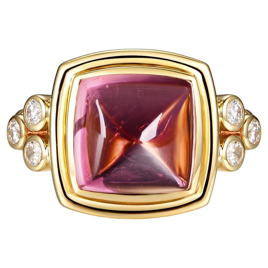 Dieser atemberaubende Cocktailring präsentiert einen faszinierenden 5,68 Karat schweren rosafarbenen Turmalin als Herzstück. Der rosafarbene Turmalin mit seiner leuchtenden und verführerischen Farbe verleiht dem Ring einen Hauch von Eleganz und