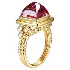Cocktailring aus 18 Karat Gelbgold mit rosa Turmalin und Diamant im Zuckerhut-Cabochon-Schliff