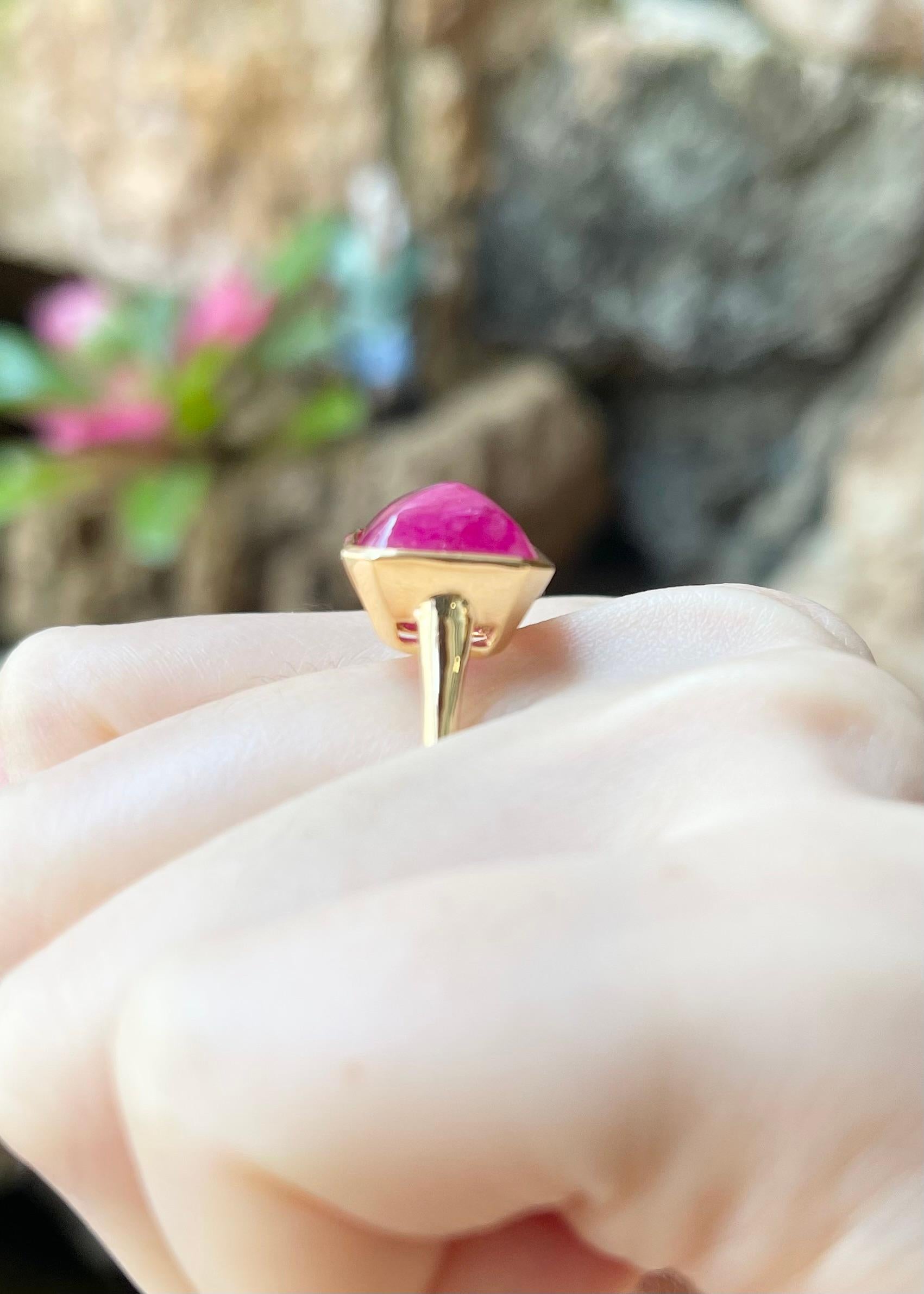 Anello con rubino cabochon Sugarloaf con montatura in oro 14K in vendita 1