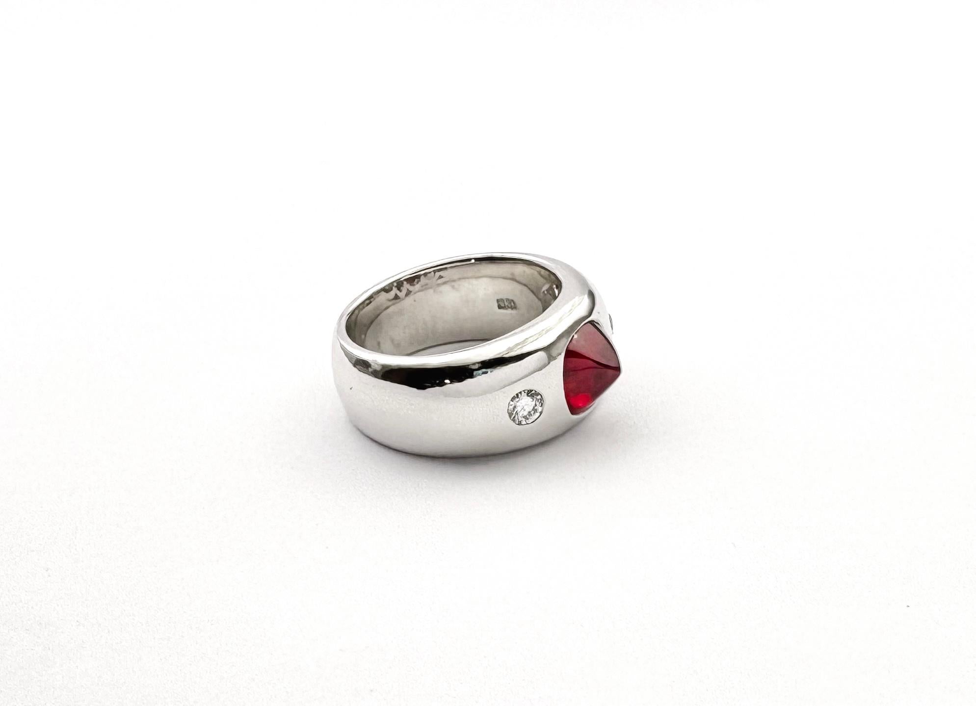 Anello con rubino cabochon Sugarloaf e diamanti con montatura in oro bianco 18K in vendita 4