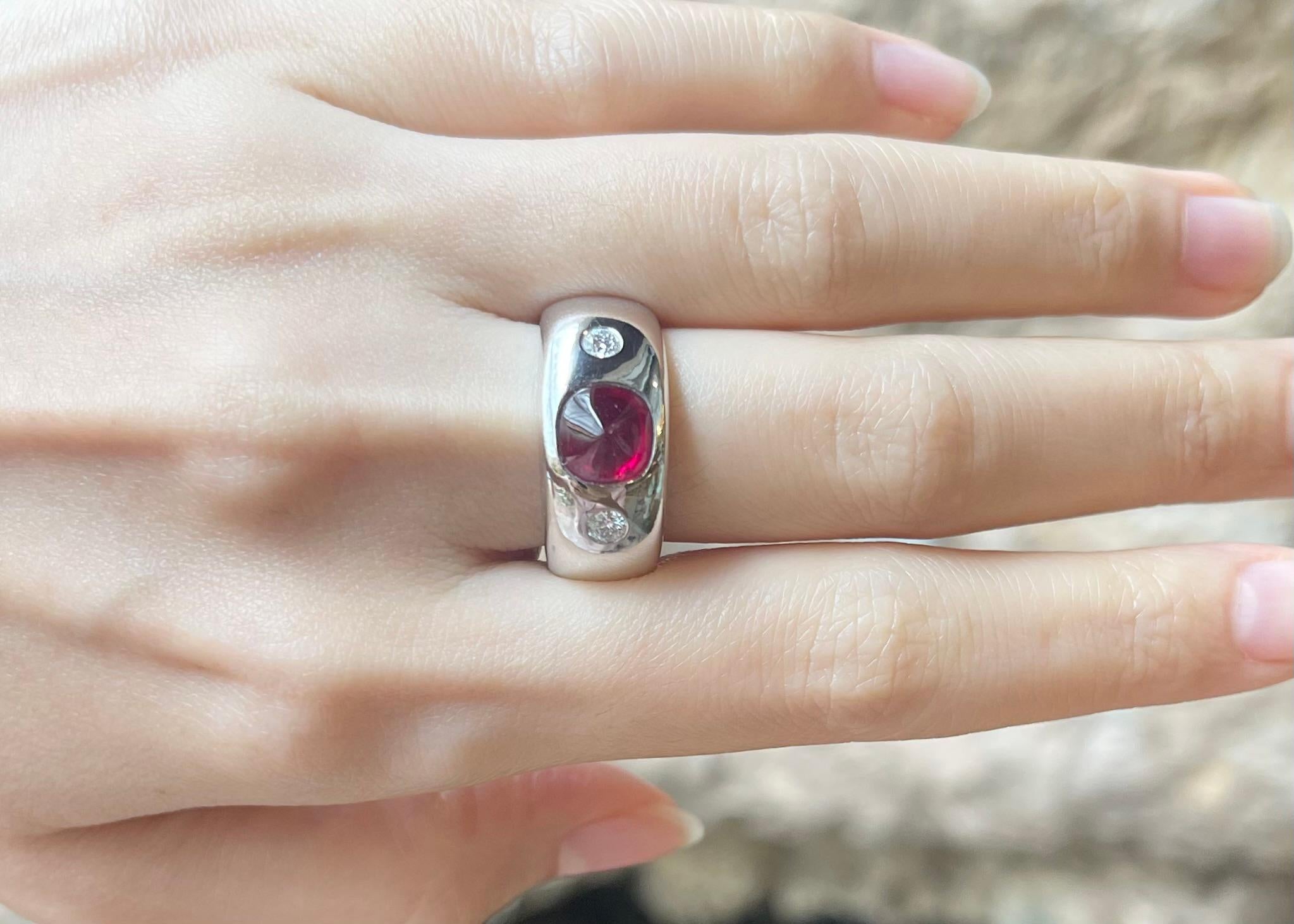 Contemporaneo Anello con rubino cabochon Sugarloaf e diamanti con montatura in oro bianco 18K in vendita