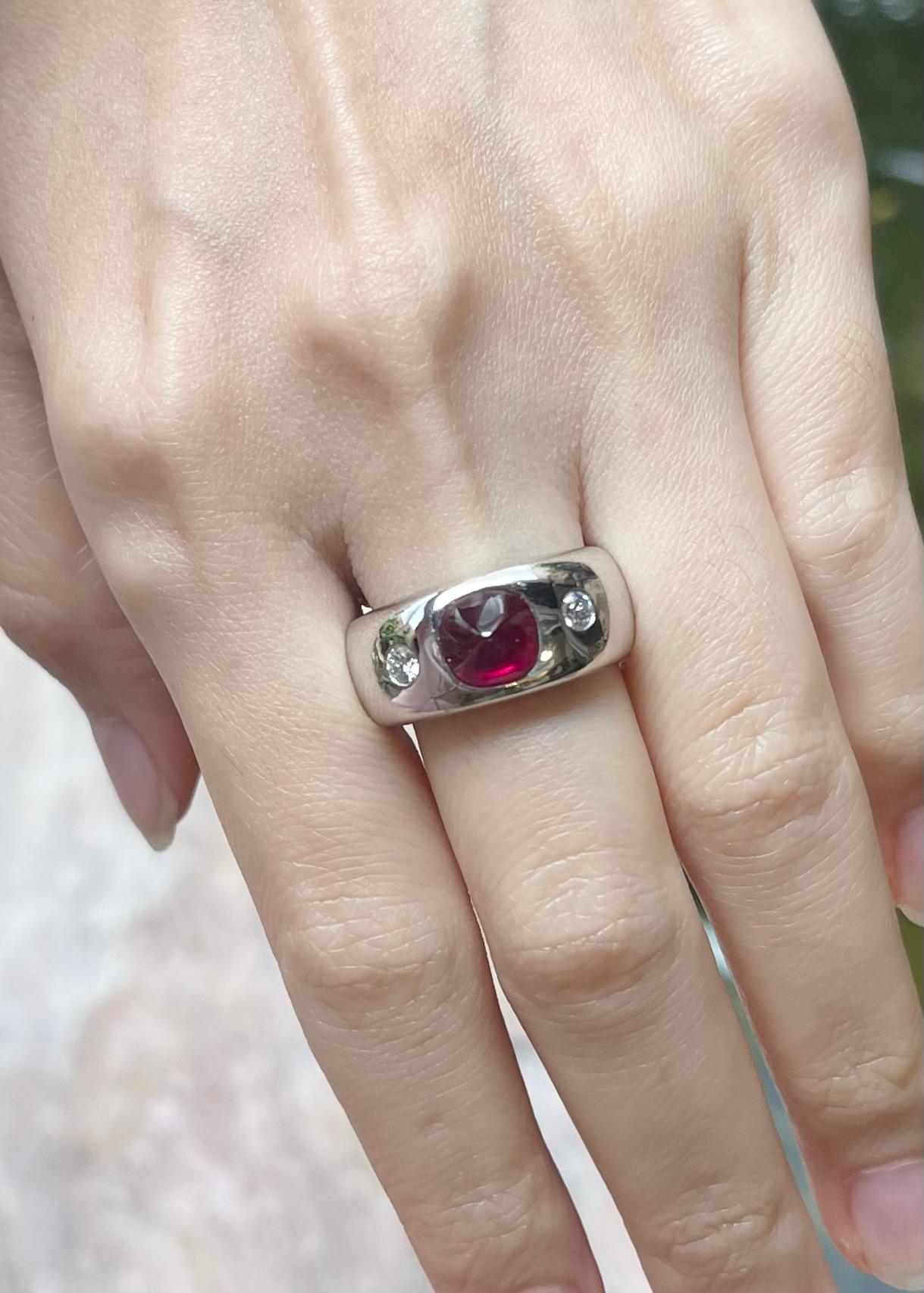 Pan di zucchero Anello con rubino cabochon Sugarloaf e diamanti con montatura in oro bianco 18K in vendita