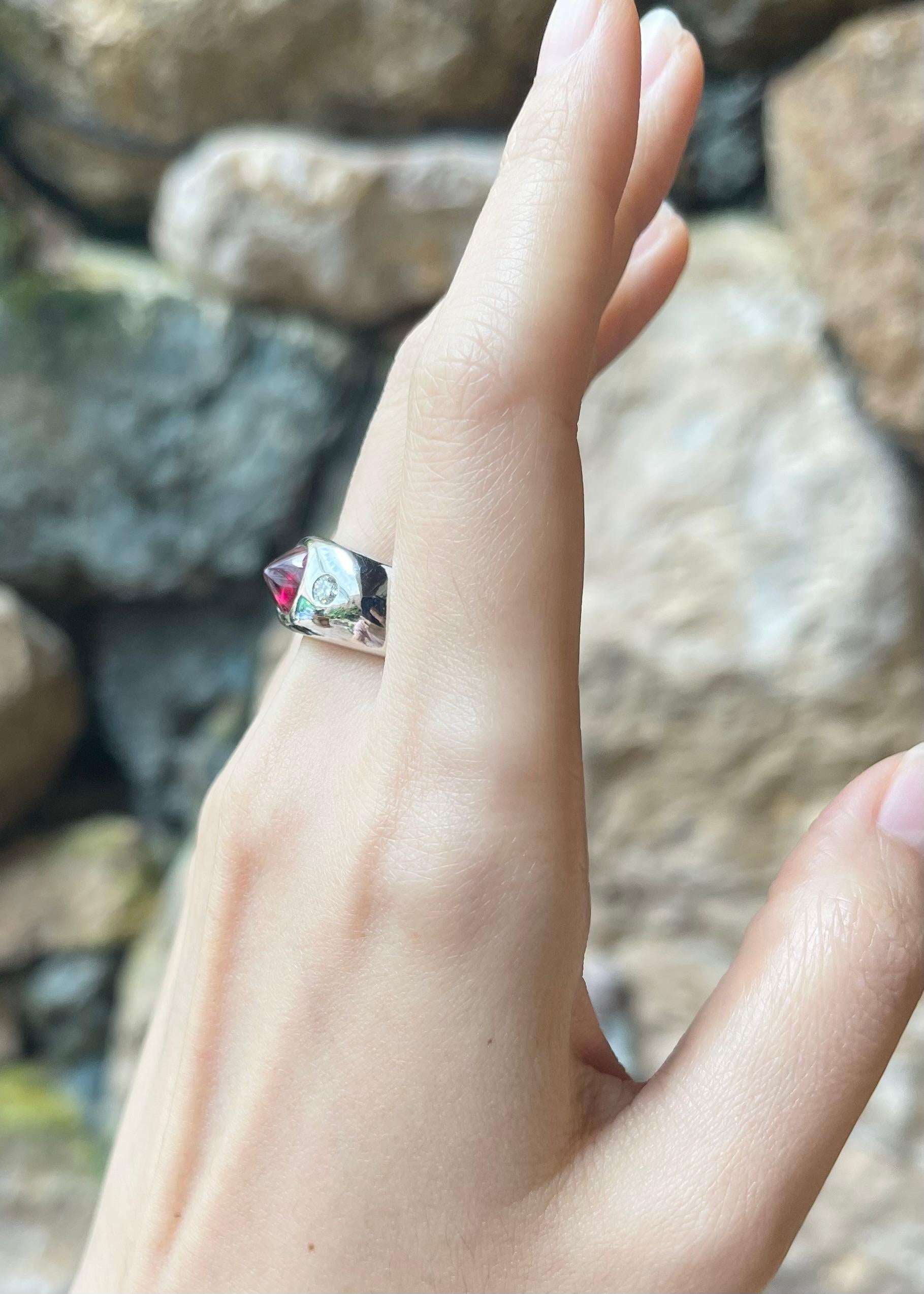 Anello con rubino cabochon Sugarloaf e diamanti con montatura in oro bianco 18K In condizioni Nuovo in vendita a Bangkok, TH