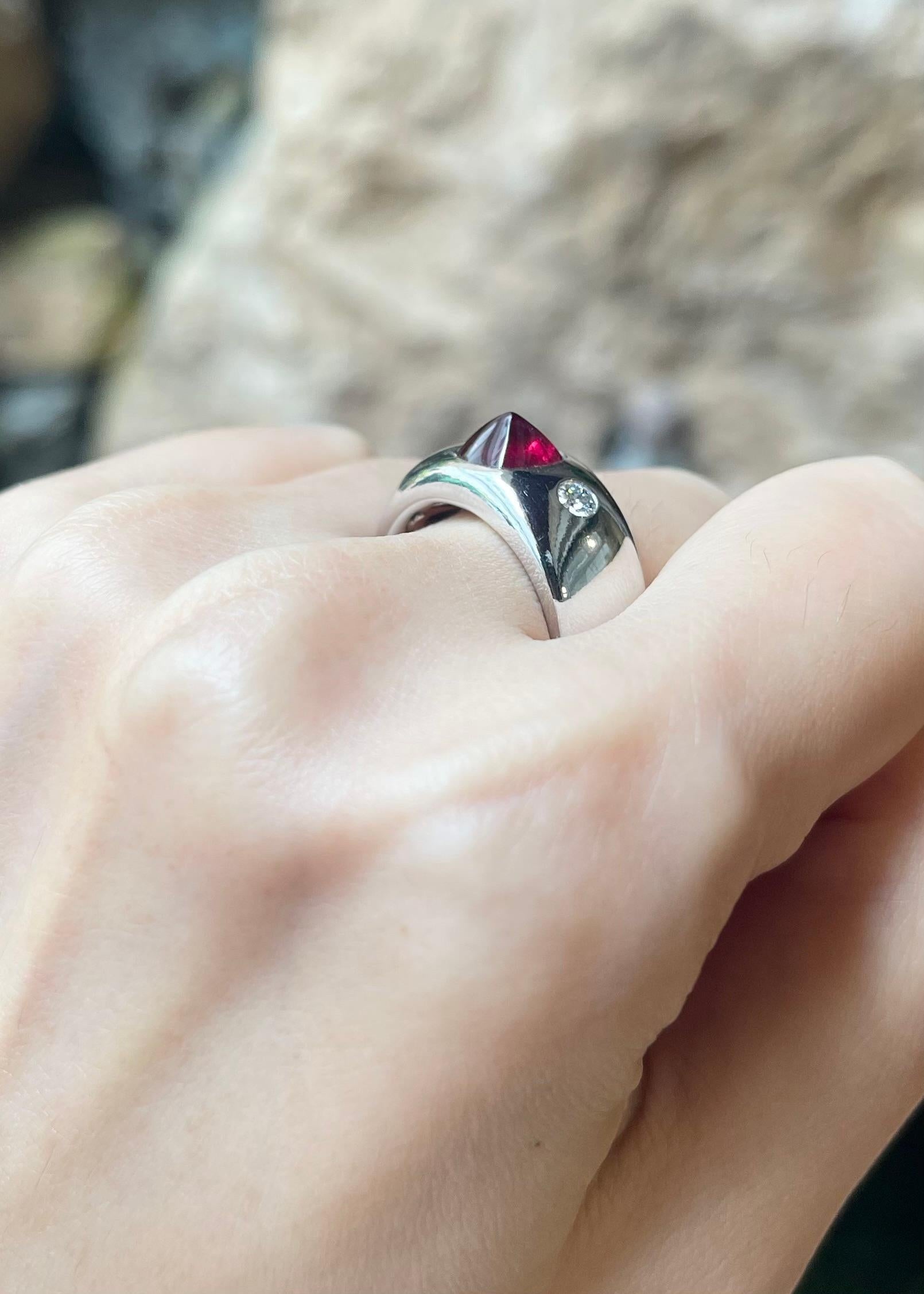 da uomo o donna Anello con rubino cabochon Sugarloaf e diamanti con montatura in oro bianco 18K in vendita
