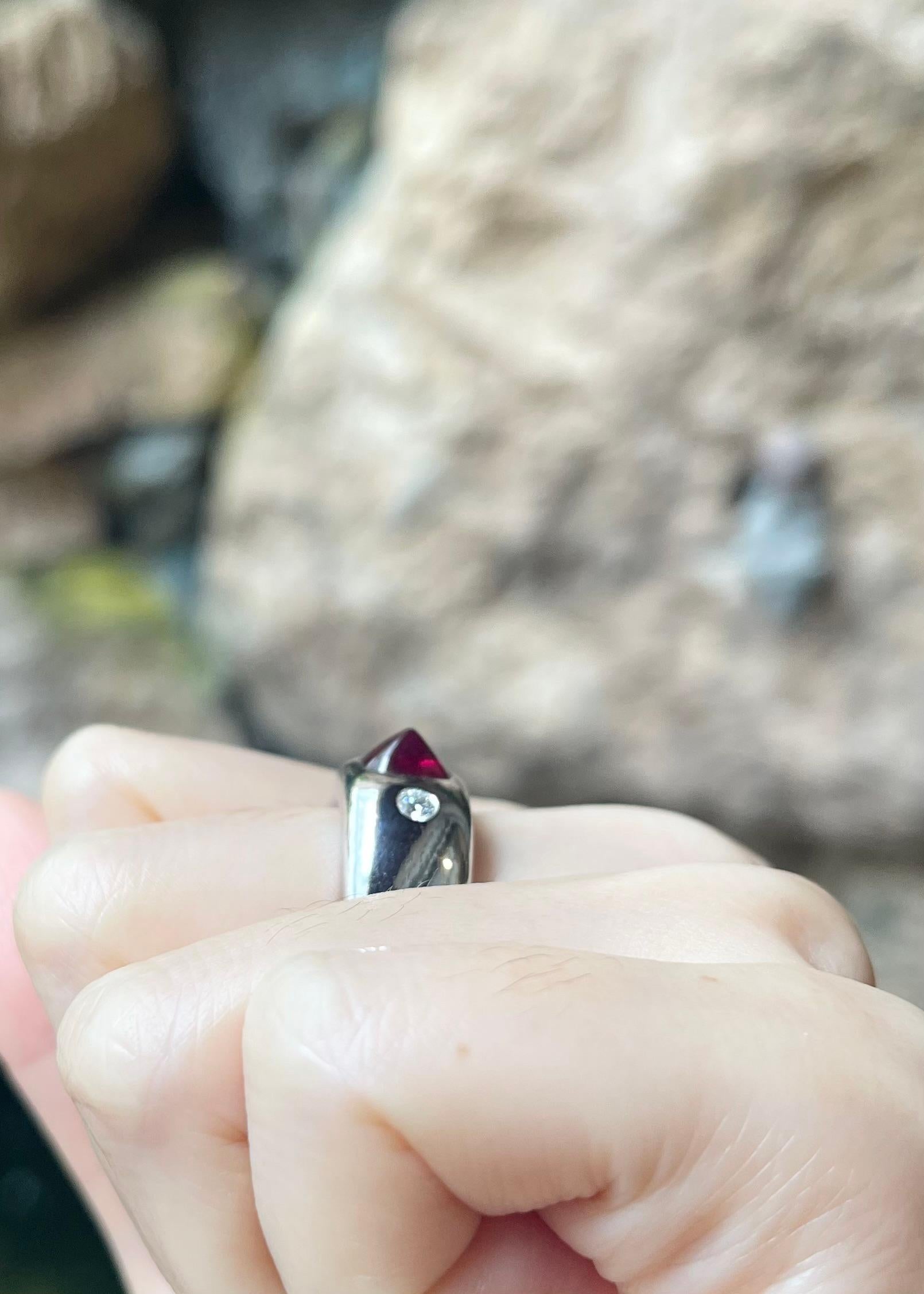 Anello con rubino cabochon Sugarloaf e diamanti con montatura in oro bianco 18K in vendita 1