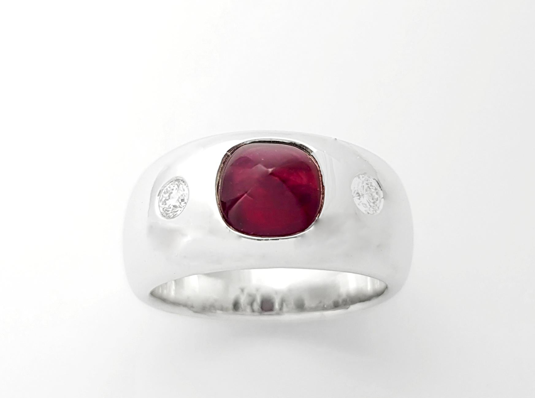 Anello con rubino cabochon Sugarloaf e diamanti con montatura in oro bianco 18K in vendita 2